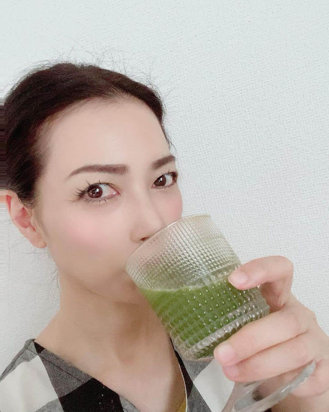 小柳津真由美さんのインスタグラム写真 - (小柳津真由美Instagram)「暑いと食も細くなる💧 夏は特に栄養バランスが崩れがち  そこで　美味しく気軽に栄養プラス❗️  極上宇治抹茶青汁 @happinessdirect_official  飲み始めました  青汁って飲み難いイメージですが 極上の「美味しい」と「飲みやすさ」を実現した青汁  松北園で生まれた抹茶使用 覆下茶園で育てられているから 香りも味わいも深くまろやかな甘味  それを特許技術の超微粉砕製法で細かくしているので飲みやすい！  ビタミン　ミネラル豊富な大麦若葉と 食物繊維たっぷりのクマイグサ使用で 毎日快適に過ごせそうです♪  この夏はアクティブに‼️ 過ごしたいです  #happinessdirect.official #ハピネスダイレクト #happinessdirect_fan  #青汁レシピ #青汁スムージー #青汁アレンジ #kowa #ハピネスダイレクト #極上宇治抹茶青汁 #夏も健康に過ごしたい #栄養プラス #美容好きな人と繋がりたい  #小柳津真由美 PR」7月5日 14時23分 - mayumioyaizu