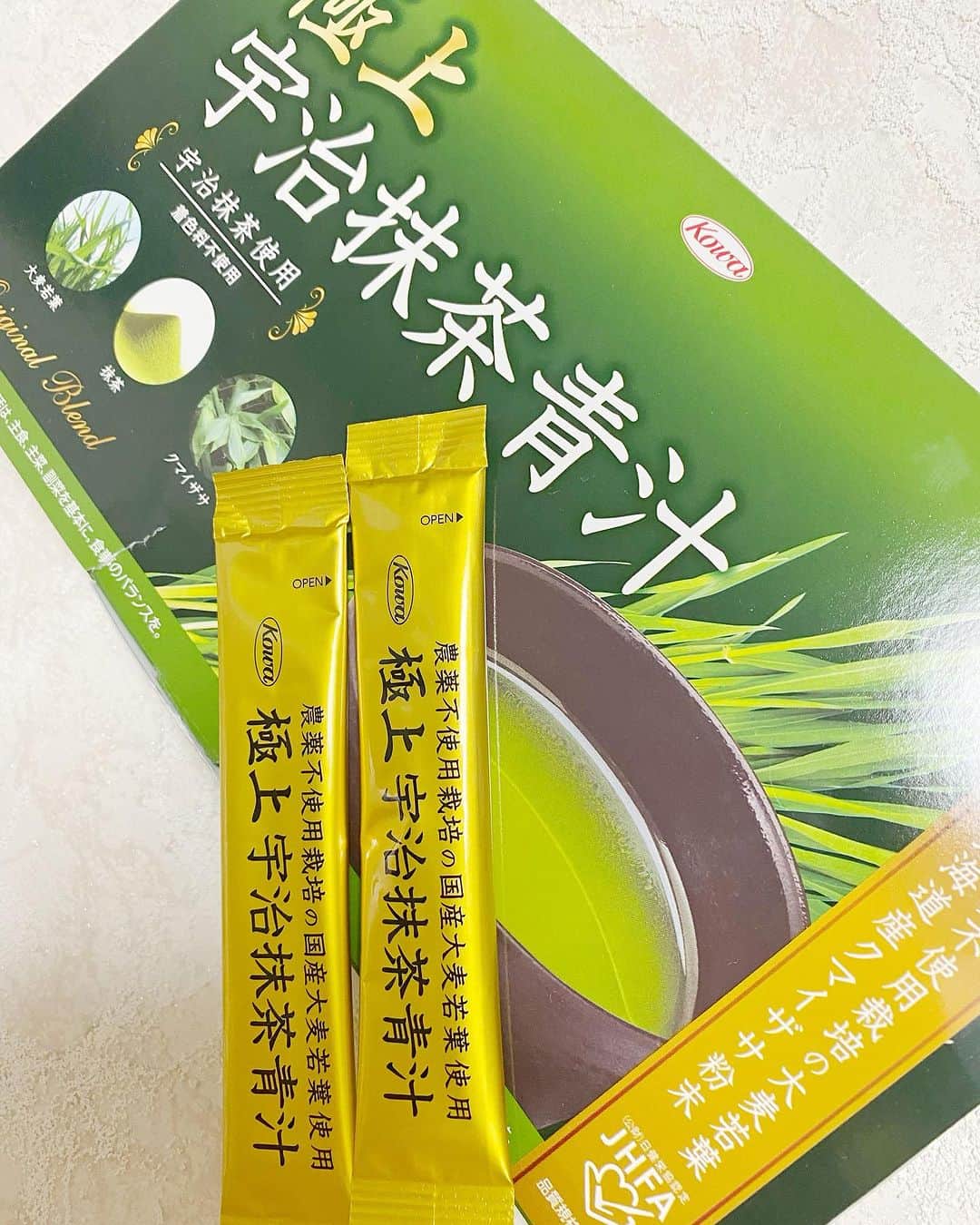 小柳津真由美さんのインスタグラム写真 - (小柳津真由美Instagram)「暑いと食も細くなる💧 夏は特に栄養バランスが崩れがち  そこで　美味しく気軽に栄養プラス❗️  極上宇治抹茶青汁 @happinessdirect_official  飲み始めました  青汁って飲み難いイメージですが 極上の「美味しい」と「飲みやすさ」を実現した青汁  松北園で生まれた抹茶使用 覆下茶園で育てられているから 香りも味わいも深くまろやかな甘味  それを特許技術の超微粉砕製法で細かくしているので飲みやすい！  ビタミン　ミネラル豊富な大麦若葉と 食物繊維たっぷりのクマイグサ使用で 毎日快適に過ごせそうです♪  この夏はアクティブに‼️ 過ごしたいです  #happinessdirect.official #ハピネスダイレクト #happinessdirect_fan  #青汁レシピ #青汁スムージー #青汁アレンジ #kowa #ハピネスダイレクト #極上宇治抹茶青汁 #夏も健康に過ごしたい #栄養プラス #美容好きな人と繋がりたい  #小柳津真由美 PR」7月5日 14時23分 - mayumioyaizu
