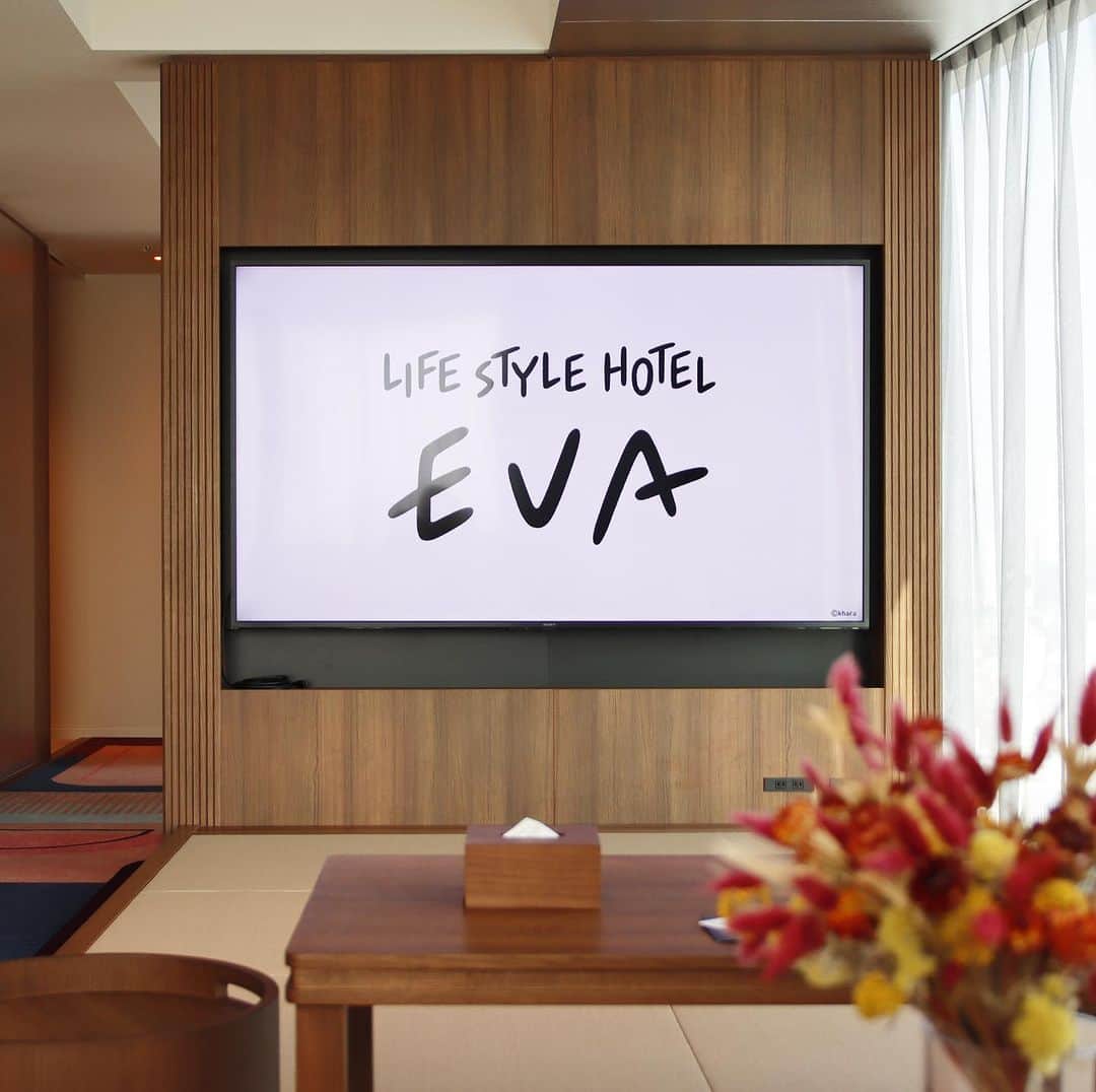 白根ゆたんぽのインスタグラム：「LIFE STYLE HOTEL EVA  logo & card key  #hotelgrooveshinjuku  #LIFESTYLEHOTELEVA  #東急歌舞伎町タワー #asukaroom  ティシュケース動かしておけばよかった😅」