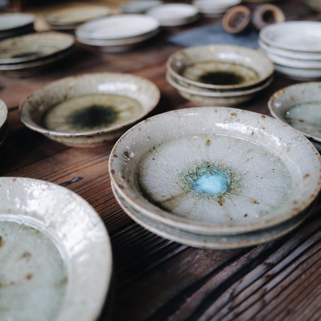高山都さんのインスタグラム写真 - (高山都Instagram)「沖縄本島も久しぶりなので、宮城陶器さんを訪ねました。  大好きな作家さんで、家にもたくさん作品があって、お料理が本当によく似合う…というか、どんな料理も受け止めてくれる懐の深い作品の魅力。 使いやすくて、色味が綺麗で、どんな季節も飽きない。 美味しそうに見える！  そして、宮城さんご夫婦がとても明るく温かく素敵な方で…🥹  宮城陶器さんは、週末は個展で埼玉のお店に在廊されるそうです。 @gallery_arvo  @miyagipottery の投稿から見てみてください。  ちょっとずつ集めて来た器たちが、我が家の毎日のごはんを支えてくれてる。 作家さんに会うと、器を使うたびに、お顔が浮かんだり想いが膨らみます。 また、お会いできますように。 正幸さん、あきさん、ありがとうございました！！  今回は、自宅用と夫の実家と妹用と。 ピッチャーはやっぱりお酒入れちゃおうか🤣🤣🤣」7月5日 14時37分 - miyare38