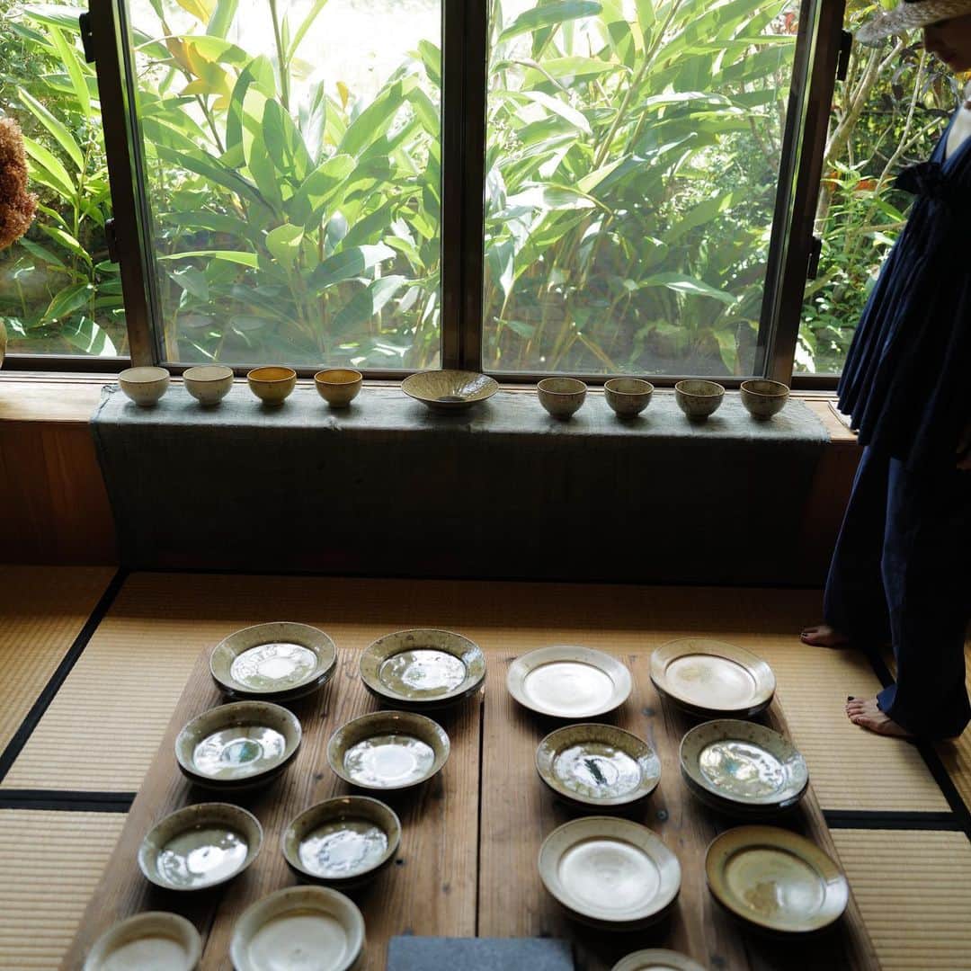 高山都さんのインスタグラム写真 - (高山都Instagram)「沖縄本島も久しぶりなので、宮城陶器さんを訪ねました。  大好きな作家さんで、家にもたくさん作品があって、お料理が本当によく似合う…というか、どんな料理も受け止めてくれる懐の深い作品の魅力。 使いやすくて、色味が綺麗で、どんな季節も飽きない。 美味しそうに見える！  そして、宮城さんご夫婦がとても明るく温かく素敵な方で…🥹  宮城陶器さんは、週末は個展で埼玉のお店に在廊されるそうです。 @gallery_arvo  @miyagipottery の投稿から見てみてください。  ちょっとずつ集めて来た器たちが、我が家の毎日のごはんを支えてくれてる。 作家さんに会うと、器を使うたびに、お顔が浮かんだり想いが膨らみます。 また、お会いできますように。 正幸さん、あきさん、ありがとうございました！！  今回は、自宅用と夫の実家と妹用と。 ピッチャーはやっぱりお酒入れちゃおうか🤣🤣🤣」7月5日 14時37分 - miyare38