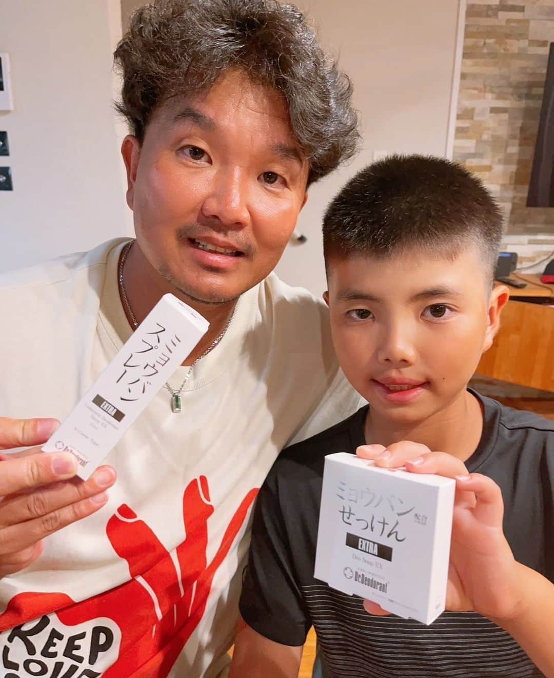 大西宏明さんのインスタグラム写真 - (大西宏明Instagram)「夏突入☀️🍉  この夏の必須アイテム❗️ 「薬用 ミョウバンせっけん EX」 「ミョウバンスプレー EX」 最近 野球練習後に汗の匂い漂う息子くんも使ってる😂  爽やかにスッキリ サッパリできますよ✨✨✨  スポーツされる方にオススメです♪♪♪ (^｡^)  #ドクターデオドラント #ミョウバンせっけんex  #ミョウバンスプレーex #臭い #足の匂い #身だしなみ #におい #脇汗対策 #汗対策 #消臭  #体臭 @dr.deodorant  #夏 #夏のはじまり  #summer #野球好きな人と繋がりたい  #smile #ほなっ！！」7月5日 14時32分 - ohnishi_hiroaki_0428