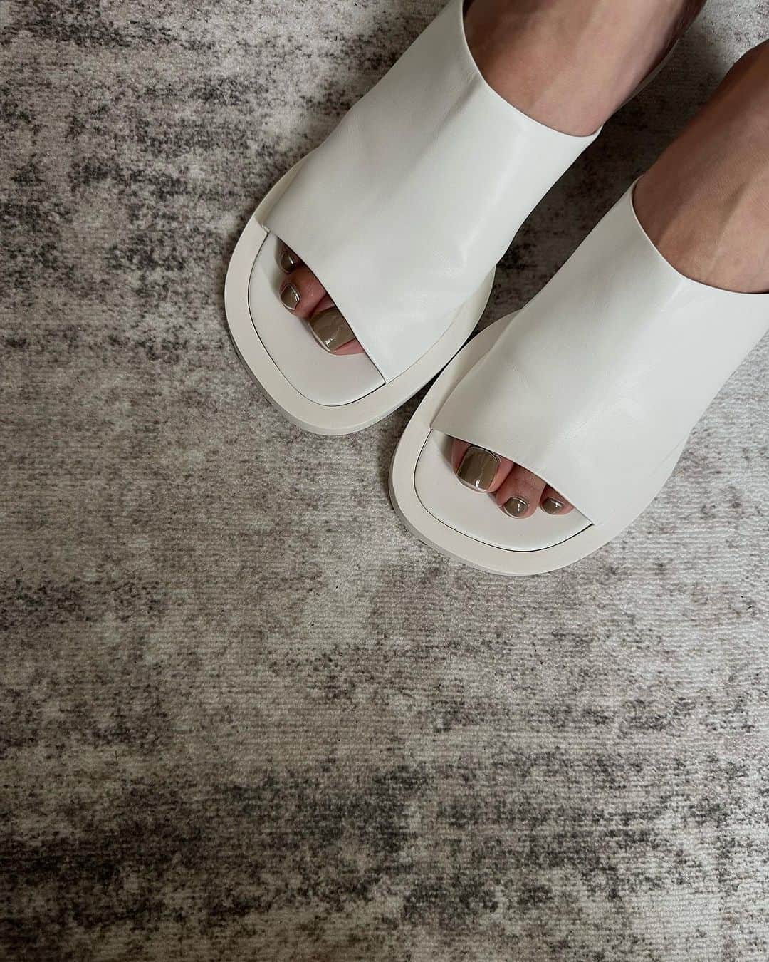 小田切恵子のインスタグラム：「忘れかけのsandal。  2年前?に購入してクローゼットで眠ってたのを忘れてて…  今年こそは履く🥹  👡@jilsander  #忘れすぎ　#しまいこまない」