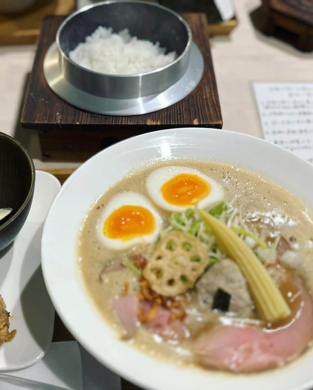星那美月さんのインスタグラム写真 - (星那美月Instagram)「大阪に友人に会いにきました🚅  1番長く継続的に会ってる友人😚今日のランチはお米に拘ったお米の入ったラーメン🍜！！！  お米の出汁が溶け込んだラーメンはスープにほんのりお米の甘味があって美味しかったです😚つくねがおむすび型🍙（笑）  炊き立ての羽釜ご飯もついてきて米好きの私歓喜🥹🫶🌾🍚最初は白米単品で、次はこだわりの塩と海苔をつけて…最後は残ったスープでお米も楽しみました🤤  カウンター席もあって1人でも気軽に入れる感じが◎私がお店から出る時は女性2人組が今日は席あいてるかな？と言いながら入って行ってました😚  ご馳走様でした🍜  PR @okomenokamisama #オコメノカミサマ #大阪ラーメン #大阪グルメ #都島ラーメン #都島グルメ #大阪ラーメン巡り #大阪ランチ #都島ランチ」7月5日 14時38分 - mitsukihoshina