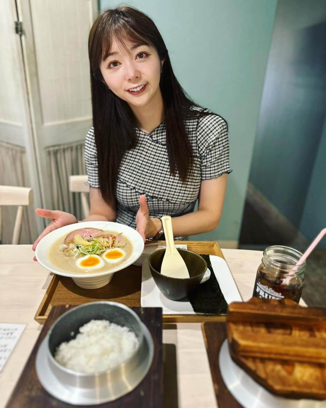 星那美月さんのインスタグラム写真 - (星那美月Instagram)「大阪に友人に会いにきました🚅  1番長く継続的に会ってる友人😚今日のランチはお米に拘ったお米の入ったラーメン🍜！！！  お米の出汁が溶け込んだラーメンはスープにほんのりお米の甘味があって美味しかったです😚つくねがおむすび型🍙（笑）  炊き立ての羽釜ご飯もついてきて米好きの私歓喜🥹🫶🌾🍚最初は白米単品で、次はこだわりの塩と海苔をつけて…最後は残ったスープでお米も楽しみました🤤  カウンター席もあって1人でも気軽に入れる感じが◎私がお店から出る時は女性2人組が今日は席あいてるかな？と言いながら入って行ってました😚  ご馳走様でした🍜  PR @okomenokamisama #オコメノカミサマ #大阪ラーメン #大阪グルメ #都島ラーメン #都島グルメ #大阪ラーメン巡り #大阪ランチ #都島ランチ」7月5日 14時38分 - mitsukihoshina