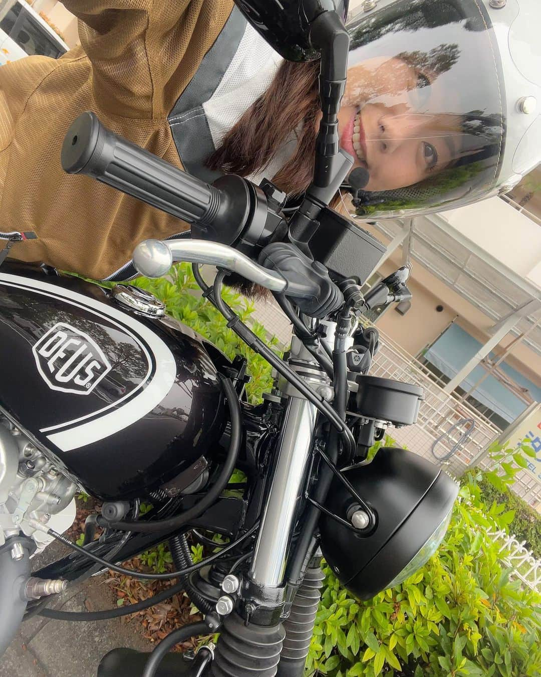 木村亜美さんのインスタグラム写真 - (木村亜美Instagram)「YAMAHA SR400 ファイナルエディション ✖️ DEUS EX MACHINA による特別なカスタム車両！  これ世界限定6台！！  (・0・)< ﾜｧｧｧｧｧｵ!!  …のロケな今日☺️ . . . #週刊バイクTV  #アンフィニスポーツ #DEUSEXMACHINA #YAMAHA #yamahamotorcycle  #yamahasr #yamahasr400  #sr400custom  #sr400カスタム #デウスエクスマキナ #sr400コンプリート車  #YAMAHARider #yamahagirl  #sr400girl  #womenwhoridewednesday  #womenwhoridemotorcycles」7月5日 14時40分 - ami_kimura0327