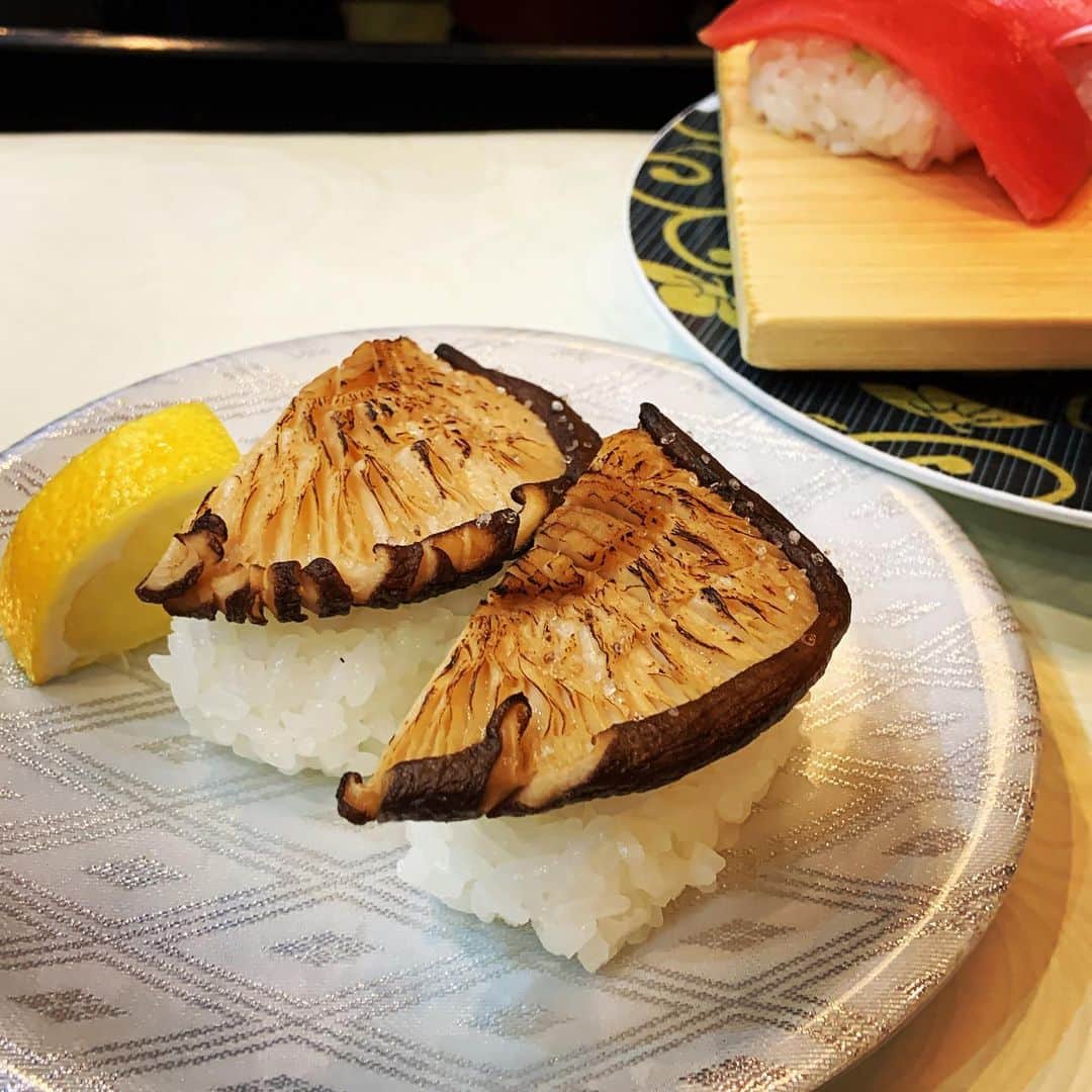志摩有子さんのインスタグラム写真 - (志摩有子Instagram)「そういえば、今回魚介を食べていなかった。 大分は新鮮な海の幸の宝庫。 大分のおもてなし隊長　@yukiko121572 がそれならココと連れて行ってくれたのが回転寿司水天。回転寿司らしからぬ高級感と確かに何を食べても美味しい！一貫ずつ楽しめる三昧メニューが多いのも嬉しい。面白いのは名産の椎茸のお寿司。立派な椎茸を香ばしく焼いて塩とレモンでシンプルに。デザートのやせうま（きな粉砂糖で食べる郷土のおやつ）もレベル高し。満腹大満足。  #大分グルメ #大分寿司 #回転寿司水天 #大分備忘録」7月5日 14時44分 - ariko418