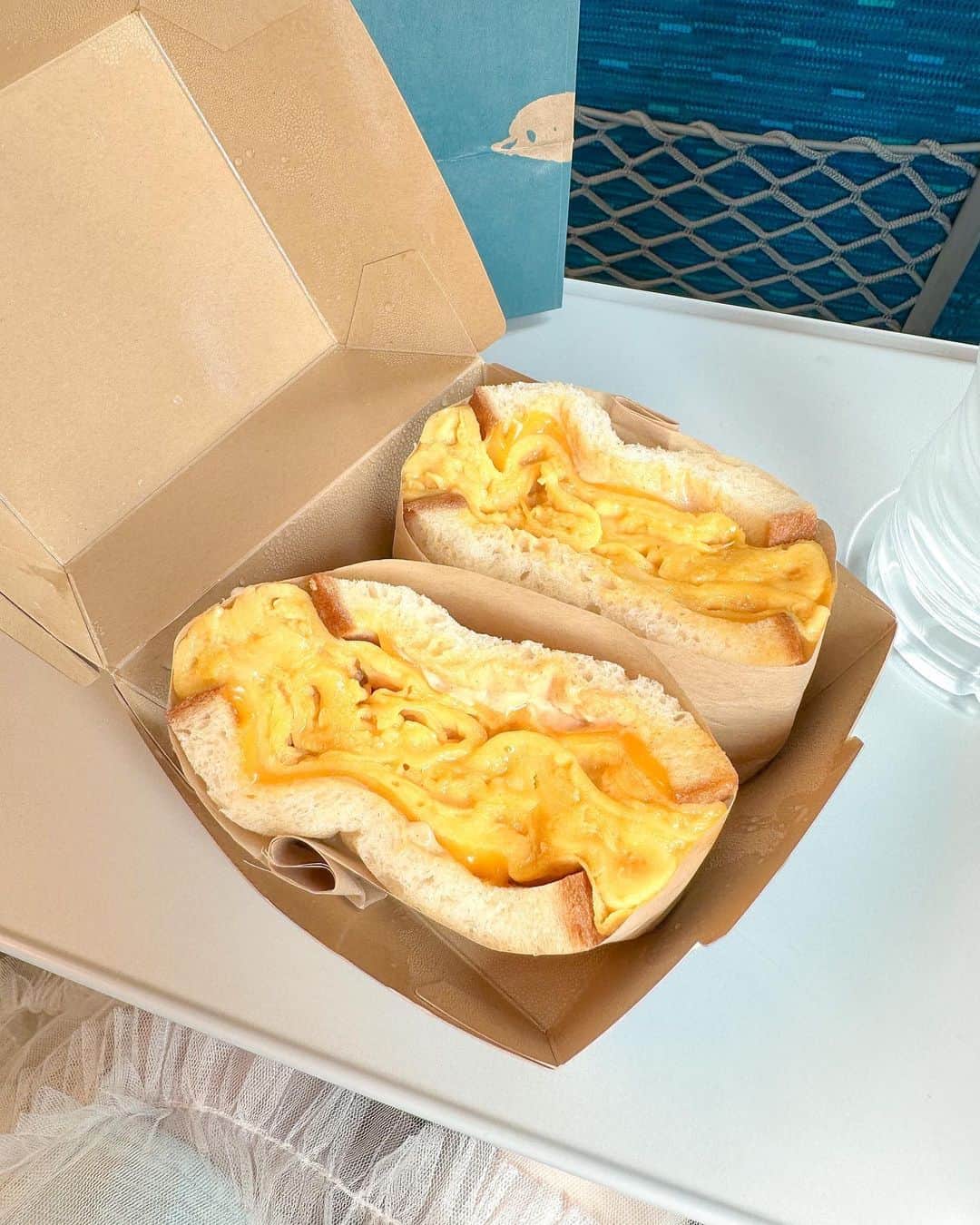 谷口夢奈さんのインスタグラム写真 - (谷口夢奈Instagram)「🥚🍞 ⁡ ⁡ とろとろオムレツサンド🤤 ⁡ イートインしたかったんだけど 2時間待ちで諦め…🥹 テイクアウトがあったのでそちらを選び 新幹線の中で食べました🥰🫶🏻 ⁡ こぼれそうな卵が口の中いっぱいで 埋め尽くされて幸せ感じながら完食🙏🏻 ⁡ ⁡ 他にもおいしそうなメニューたくさんあって イートインでリベンジしたい🤍 ⁡ ⁡ ⁡ #つばめパン #つばめパンandmilk #名古屋グルメ #名古屋カフェ #名古屋ランチ #たまごサンド #オムレツサンド #nagoyacafe #cafestagram #eggsandwich #bakery #먹스타그램 #맛스타그램」7月5日 18時00分 - yuna_tani