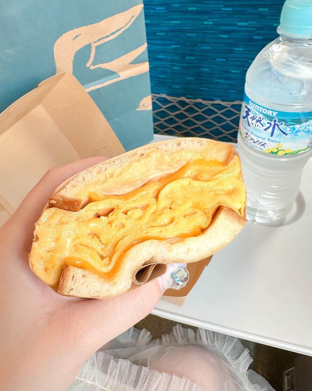 谷口夢奈さんのインスタグラム写真 - (谷口夢奈Instagram)「🥚🍞 ⁡ ⁡ とろとろオムレツサンド🤤 ⁡ イートインしたかったんだけど 2時間待ちで諦め…🥹 テイクアウトがあったのでそちらを選び 新幹線の中で食べました🥰🫶🏻 ⁡ こぼれそうな卵が口の中いっぱいで 埋め尽くされて幸せ感じながら完食🙏🏻 ⁡ ⁡ 他にもおいしそうなメニューたくさんあって イートインでリベンジしたい🤍 ⁡ ⁡ ⁡ #つばめパン #つばめパンandmilk #名古屋グルメ #名古屋カフェ #名古屋ランチ #たまごサンド #オムレツサンド #nagoyacafe #cafestagram #eggsandwich #bakery #먹스타그램 #맛스타그램」7月5日 18時00分 - yuna_tani