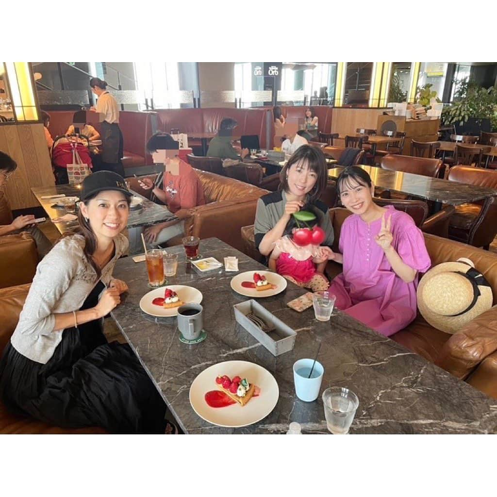 山田真以のインスタグラム：「久しぶりに佐藤千晶ちゃんと室照美ちゃんと同期会💗💗 娘が幼稚園に行っている僅かな時間にサクッと会えました😊⭐️  妊婦の千晶ちゃん、可愛かった〜！ 2人の女の子ママの照美ちゃんも変わらず優しく逞しく美しい✨ こうやってママトークが出来る日が来るなんて😌❣️ 今度は娘を連れてみんなで遊ぶ約束をしました🍉❤️ 楽しみだ！ 千晶ちゃん、マタニティライフ楽しんでね💗💗💗」