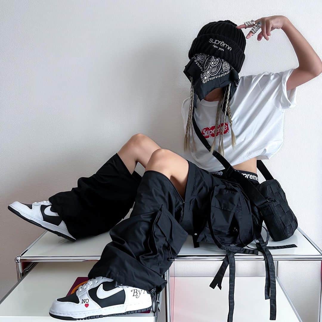 Supreme Mihoさんのインスタグラム写真 - (Supreme MihoInstagram)「🖤🖤🖤 ✩ Woven Shoulder Bag...🖍️ Nike SB Dunk High By Any Means🖍️ ✩ Dunkの"NO❤️"が可愛い😮‍💨💓 髪の毛のびた🫧 ✩ #supreme #シュプリーム」7月5日 20時00分 - miho_umeboshi