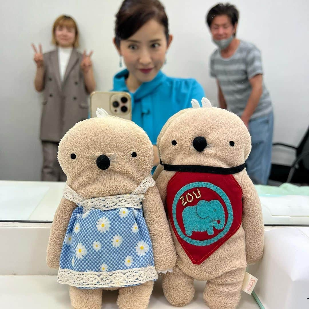 江口ともみさんのインスタグラム写真 - (江口ともみInstagram)「ももちゃんです💕  もぐぞうくんと2ショット。。。 って思ったら、後ろにかあさんや もぐぞうくんパパやもぐみちゃんママが写ってる。。。  そういえば最近もぐみちゃんに会ってないけど、元気かなぁ。。。  #fumofumosan #フモフモさん #ももちゃん #ヘアメイクもぐぞうくん #タックル楽屋 #もぐみちゃん会ってない #元気かなぁ #年単位で会ってない」7月5日 14時55分 - tomomin.eguchi