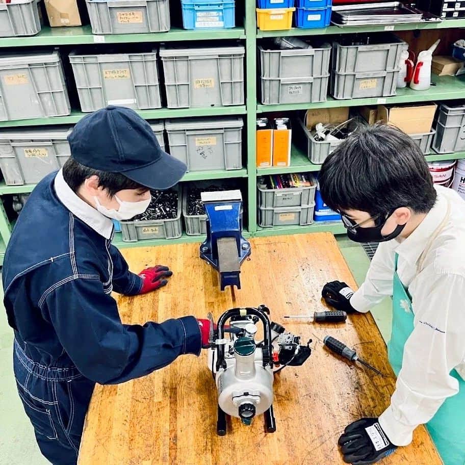日本工学院さんのインスタグラム写真 - (日本工学院Instagram)「一級自動車整備科４年生が、高校と連携した特別授業に参加している様子💁‍ . 高校生に、小型エンジンの内部の仕組みや分解方法について指導しました❗ . コミュニケーションを通して、逆に学ばされることが色々あります😁 . . 「#日本工学院」をチェック！！ 学生が投稿したリアルな日常風景を見ることができますよ！ . . #nihonkogakuin #専門学校 #日本工学院八王子専門学校 #日本工学院専門学校 #教職員投稿写真 #一級自動車整備科 #自動車整備科 #若きつくりびと #自動車整備士 #自動車整備士の道 #メカニック #ものづくり #自動車 #車好き #車好き男子 #車好き女子  #1級整備士 #2級整備士 #ロードサービス #メンテナンス」7月5日 14時57分 - nihonkogakuin