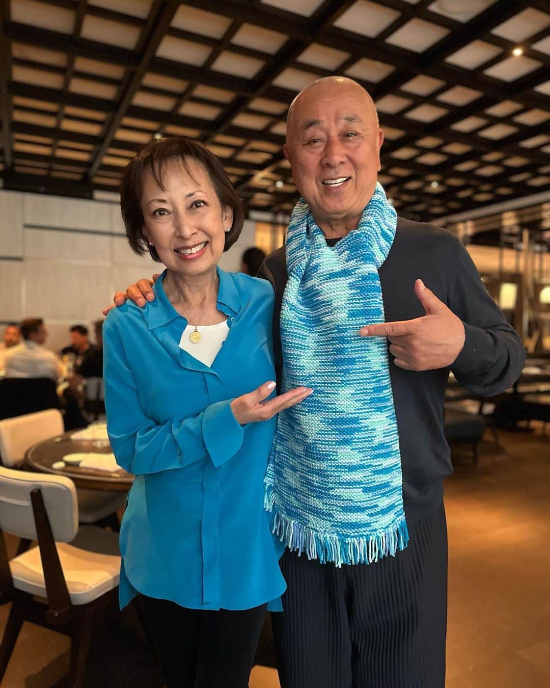 のインスタグラム：「Susan's mother (age 92) hand-knitted a scarf from America❤️ It was the best 4th of July in London. Thank you Susan's mom ❤️ @goodecontent  @elena_obvi @goodesusan」