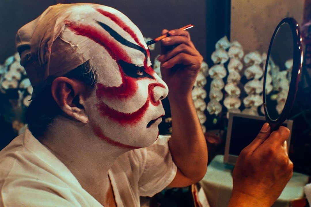 Michael Yamashitaさんのインスタグラム写真 - (Michael YamashitaInstagram)「Kabukiza Theater, Tokyo: The biggest star of the traditional Japanese theatrical art of Kabuki, Ebizo Ichikawa, descends from the famed Ichikawa Kabuki acting dynasty that traces their roots back to the 1600. Here he performs the leading role in Shibaraku, a short 11th century drama in which an evil tyrant is poised to kill innocent people, but is stopped by a samurai superhero who saves the day. Ichikawa applies the fierce make-up and dons the weighty costume of the hero (110 lbs.), performing twice a day. #kabuki #kabukiza #shibaraku #japanesetheater #japaneseculture」7月5日 15時06分 - yamashitaphoto