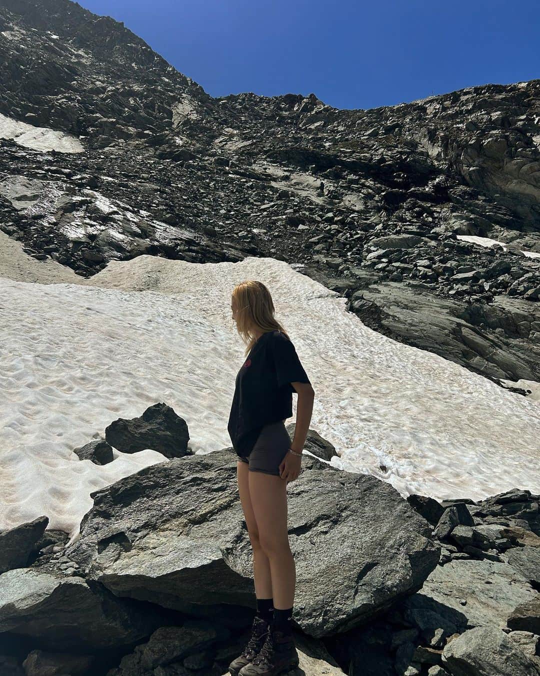 サクラ・キルシュのインスタグラム：「come hiking with me and my dad xx」