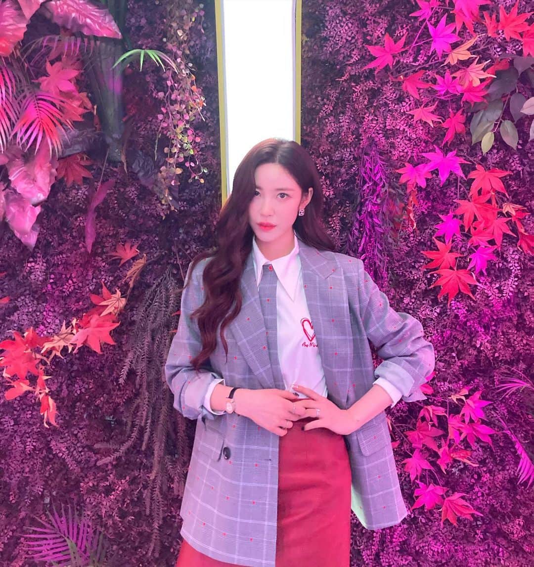 チョン・ヒョソンのインスタグラム：「파괴왕 오민혜 🖤  #NETFLIX  #CELEBRITY #셀러브리티 🖤   ✨민혜팀 ✨ 👗  @ljn9697 @hi_ee_l  💄  @yemingkki  @2ssu_ouioui @makeup_g.yooung  💇🏻‍♀️ @harini_ouioui  @areum_ouioui @__bbini」