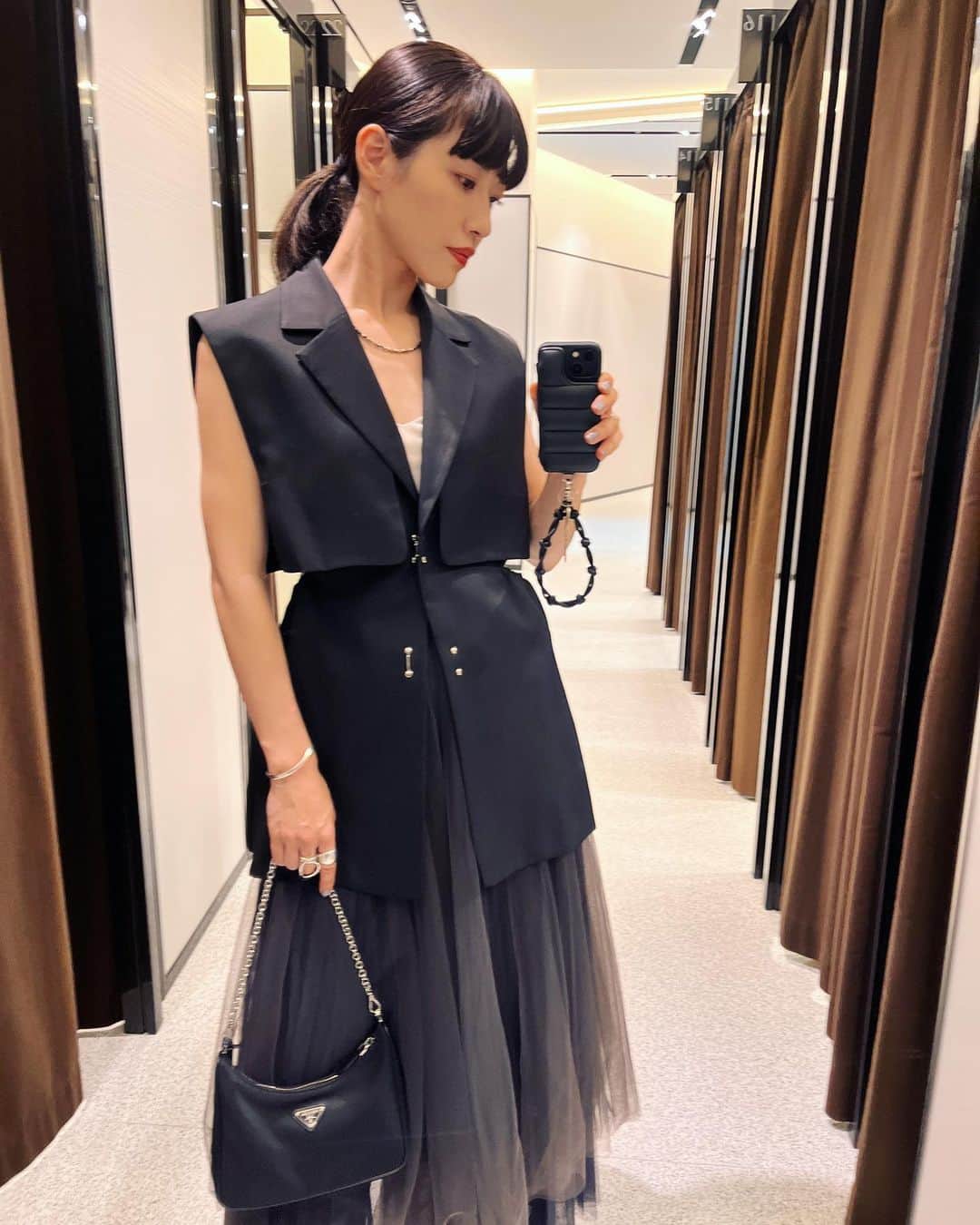 のインスタグラム：「❤︎❤︎  vest：public tokyo inner：stunning lure skirt：ameri vintage shoes：mm6 maison margiela bag：prada  @public_tokyo のサイドホールオーバーヨークジレは一目惚れ買い！  どんなアイテムに取り入れてもモードになるから気に入ってます❤︎  #ootd #codenate #fashion #apparel #mode #love #monotone #publictokyo #stunninglure #amerivintage #mm6maisonmargiela #prada #ファッション #コーデ #仕事服  #モード #レディ #ジレコーデ #洋服好きな人と繋がりたい」
