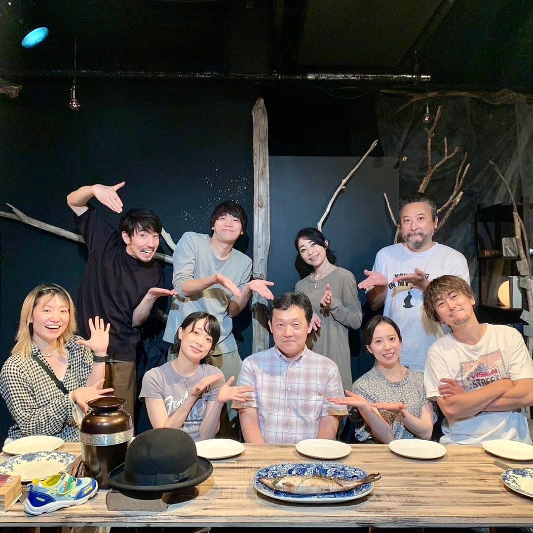 井上幸太郎さんのインスタグラム写真 - (井上幸太郎Instagram)「本日公演7日目。 演っても演っても課題はつきないもので、日々精進です。 楽しみつつ発酵させつつ増長させてきます。  明後日の7日の夜は追加公演です。 チケットにまだ余裕がありオススメです！  画像は佐和田敬司さんのアフタートーク後の様子です。  まだチケットには余裕ございます。 是非遊びいらして下さいっ  連絡お待ちしております！！！  海外戯曲をやってみる会  『この雨やむとき』  作：アンドリューボヴェル🇦🇺 翻訳・演出：森田あや（らまのだ）  後援：オーストラリア大使館   ＠ 新宿  雑遊 2023年6月29日(木)〜9日(日)  【予約】 https://www.quartet-online.net/ticket/kaigaigikyoku/entry?urd=HtdlMLcCoI  【日程】 2023年7月9日(日)まで  3日(月) 19:00 🎩マンデーラッシュ 4日(火) 14:00 5日(水) 19:00 6日(木) 14:00 7日(金) 14:00／19:00 8日(土) 12:00／17:00 9日(日) 15:00  #海外戯曲をやってみる会 #この雨やむとき #アンドリューボベル #森田あや #松本みゆき #佐和田敬司 #大沼百合子 #斉藤麻衣子 #相樂孝仁 #田中里衣 #三宅勝 #山森信太郎 #井上幸太郎 #雑遊 #演劇 #オーストラリア #オーストラリア演劇 #Australia #オーストラリア大使館 #WHENTHERAINSTOPSFALLING #vegemite #追加公演」7月5日 15時29分 - kotarokaya