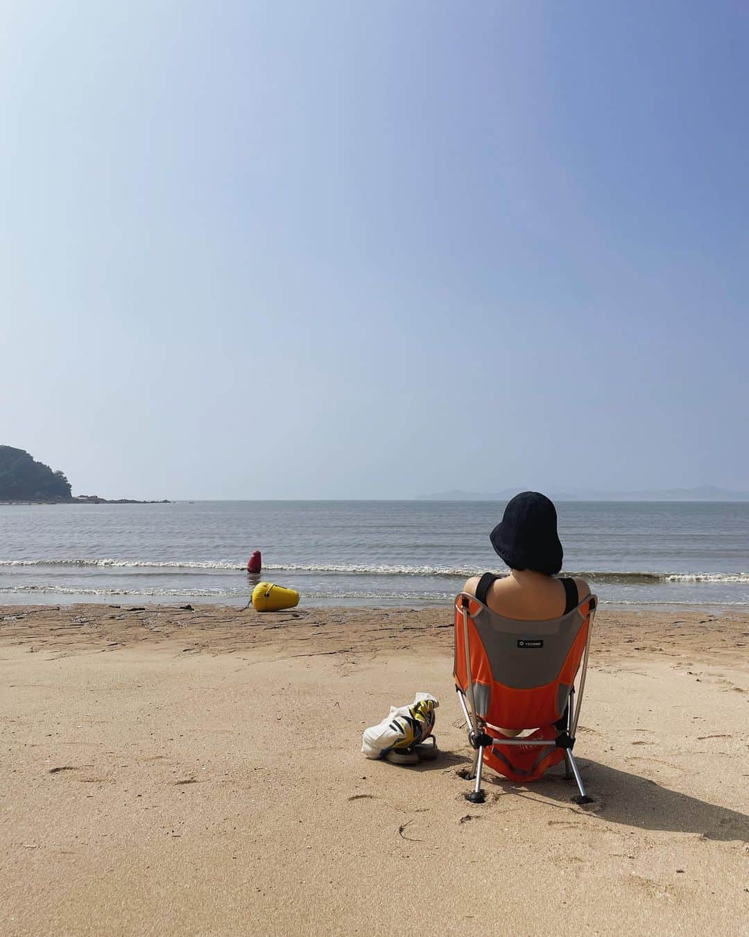 ユン・ジンソさんのインスタグラム写真 - (ユン・ジンソInstagram)「서울에서 한시간이면 그래도 바다를 볼 수 있어요. 가끔 달려가 의자를 피고 한참 바라보고 있으면 자연스레 미소가 생기기 시작해요. 😊  #서울바다」7月5日 15時27分 - augustjin