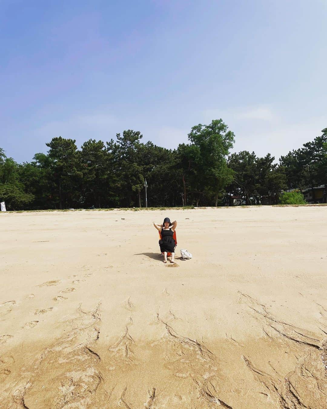 ユン・ジンソのインスタグラム：「서울에서 한시간이면 그래도 바다를 볼 수 있어요. 가끔 달려가 의자를 피고 한참 바라보고 있으면 자연스레 미소가 생기기 시작해요. 😊  #서울바다」