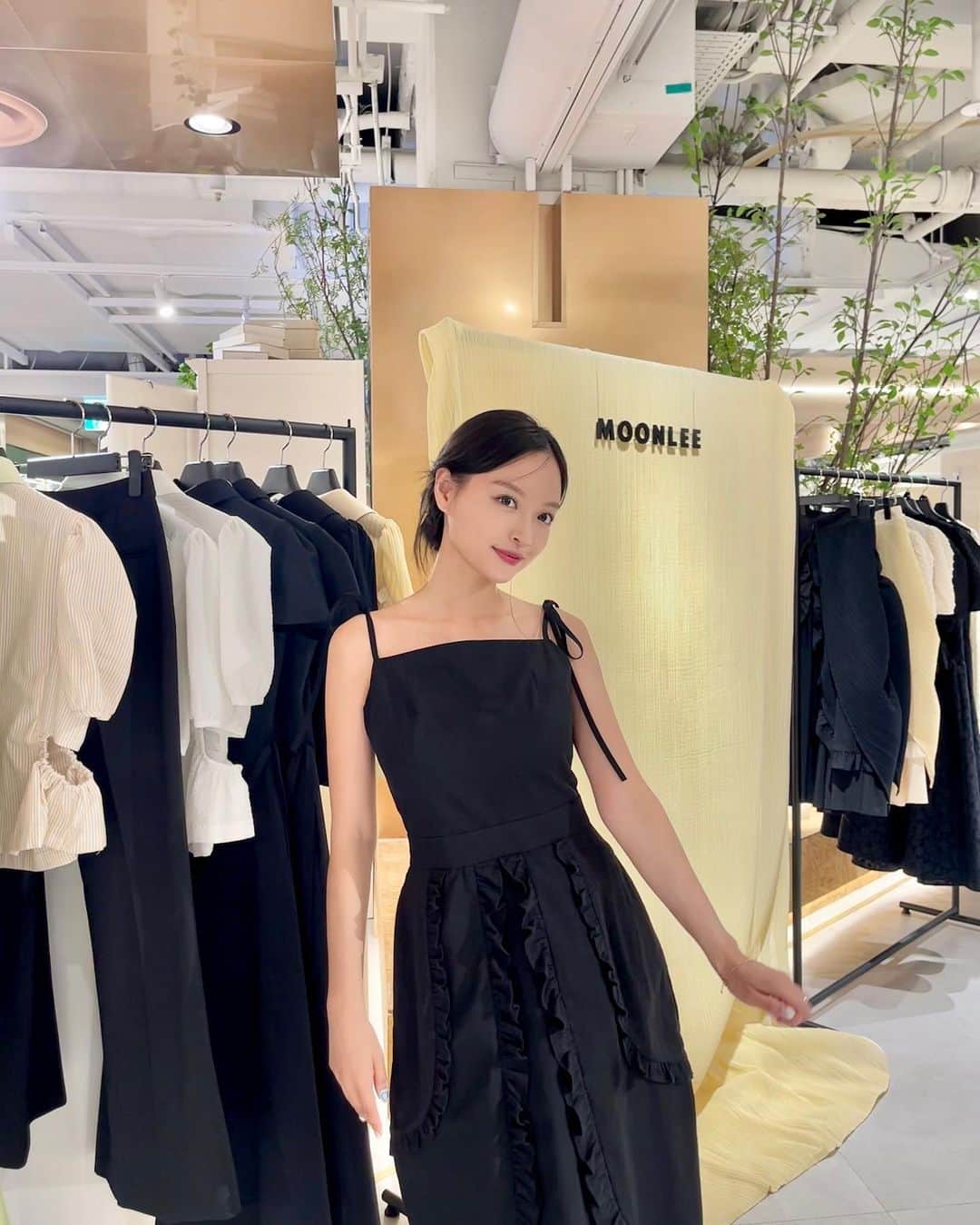 ᴅᴏᴜʙʟᴇsᴏᴜᴘのインスタグラム：「바디 쉐입 너무 예쁘게 잡아주는 @moonleeartwear 🩵 이 중에서 뭐 사왔게요?!?! 🙃🙂🙃🙂」