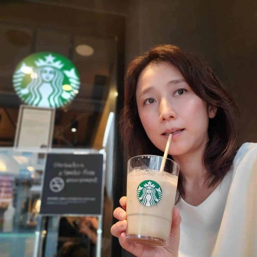 常世晶子のインスタグラム：「自撮り。家に帰ったら動かなくちゃいけないので、スタバで一息。今日はエスプレッソのフラペチーノ。甘い。  #スタバに意味はない #この写真に意味はない #かっこつけてるのに意味はない #暑いしねぇ」