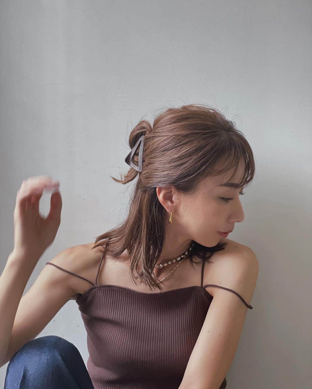 のインスタグラム：「✴︎ ‎𓊆最近の定番𓊇  順調に髪が伸びてきてクリップでハーフアップばかりやってます  ついで買いしたGUのクリップ使いやすい  キャミもGUだ  ブラックと②色買ったんだけど なぜかブラウンだけ肩紐ズルズル落ちる  叫びそうなほどストレスだったから この写真撮った後短く縫って直しました  #知らんけど  暑いからかな アクセサリーがGOLDの方がしっくりくる♡  #gu #guコーデ」