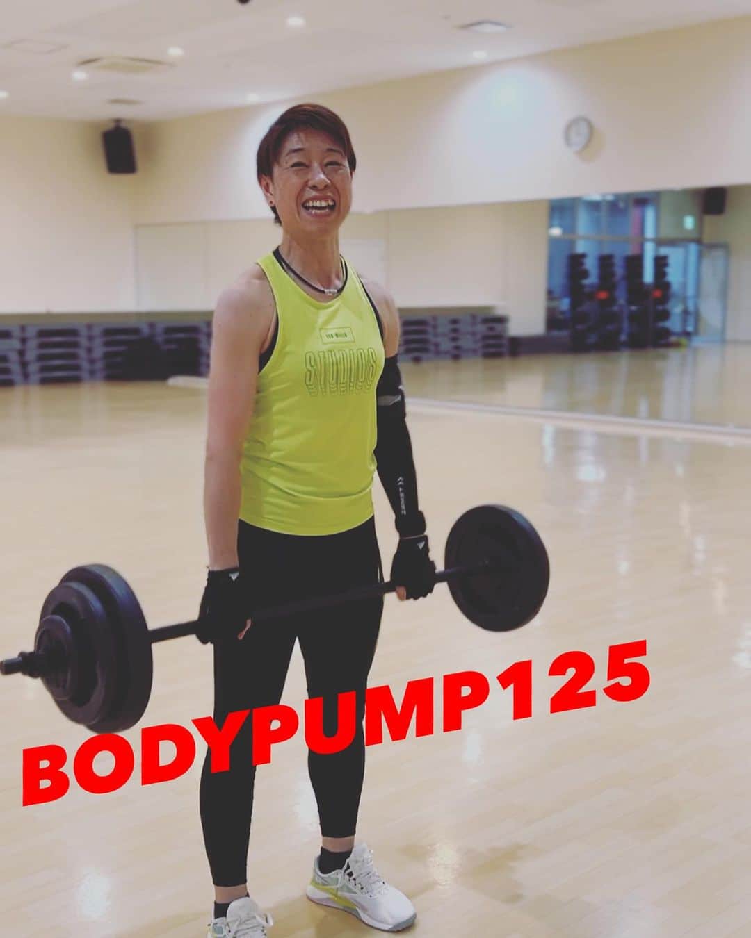 のインスタグラム：「_ レズミルズ新曲発表 BODYPUMP125🏋🏻‍♀️  ボディパンプは軽量のバーベルを使い 全身の筋力トレーニングを行うクラスです！  重さの調節ができるので、初めての方や重い重さが苦手な方にもおすすめです！  2枚目は動画になってますので、 ぜひチェックしてみてください👀  #ボディパンプ #BODYPUMP #レズミルズ #ボディパンプ #筋トレ #シェイプアップ」