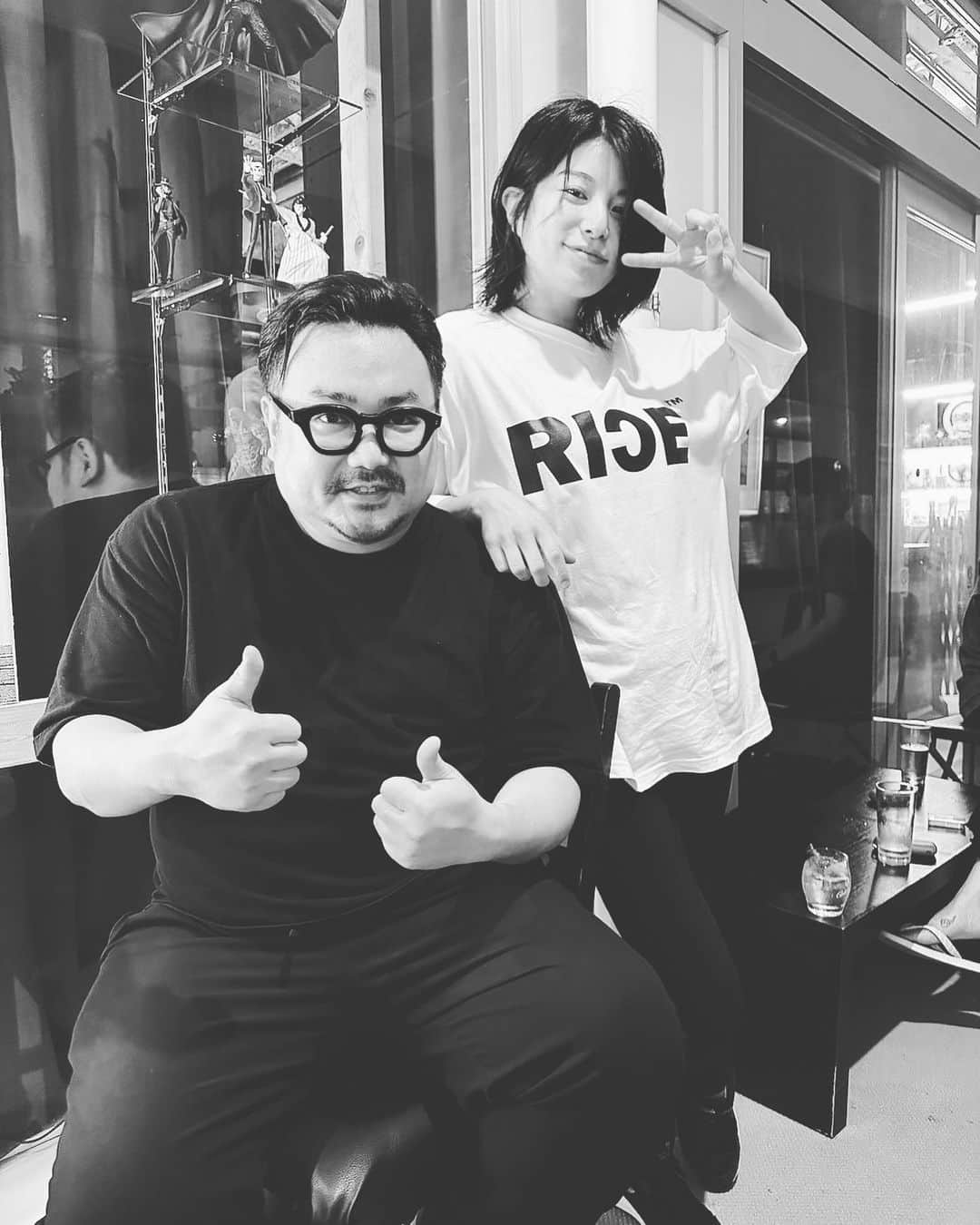 ほな・いこかのインスタグラム：「RICE Tシャツを購入したので、 自慢がてらRICE Tの生みの親とツーショット。 この日着てくねって言ったのに、課長はガン無視して無地着とるしやな。」