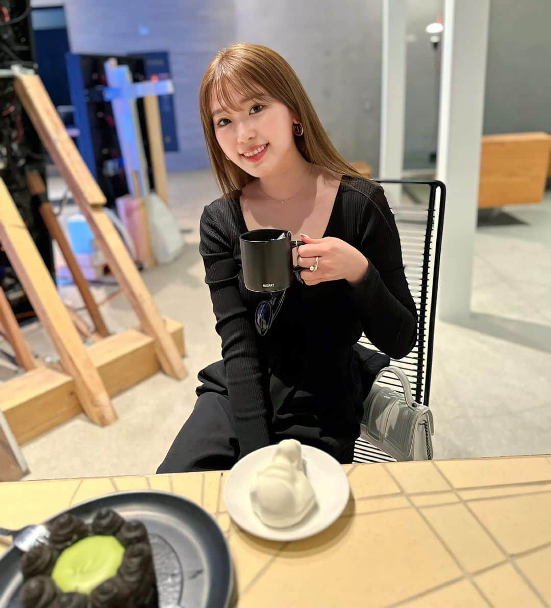 藤川沙弥のインスタグラム：「🖤🖤🖤  まだまだ行きたい카페だらけ🤭ᐝ 👀コンタクトは @onlinecontact で Lumia 1dayのヌーディブラウン+♡ ナチュラルなので自然に見えるよ🤫」