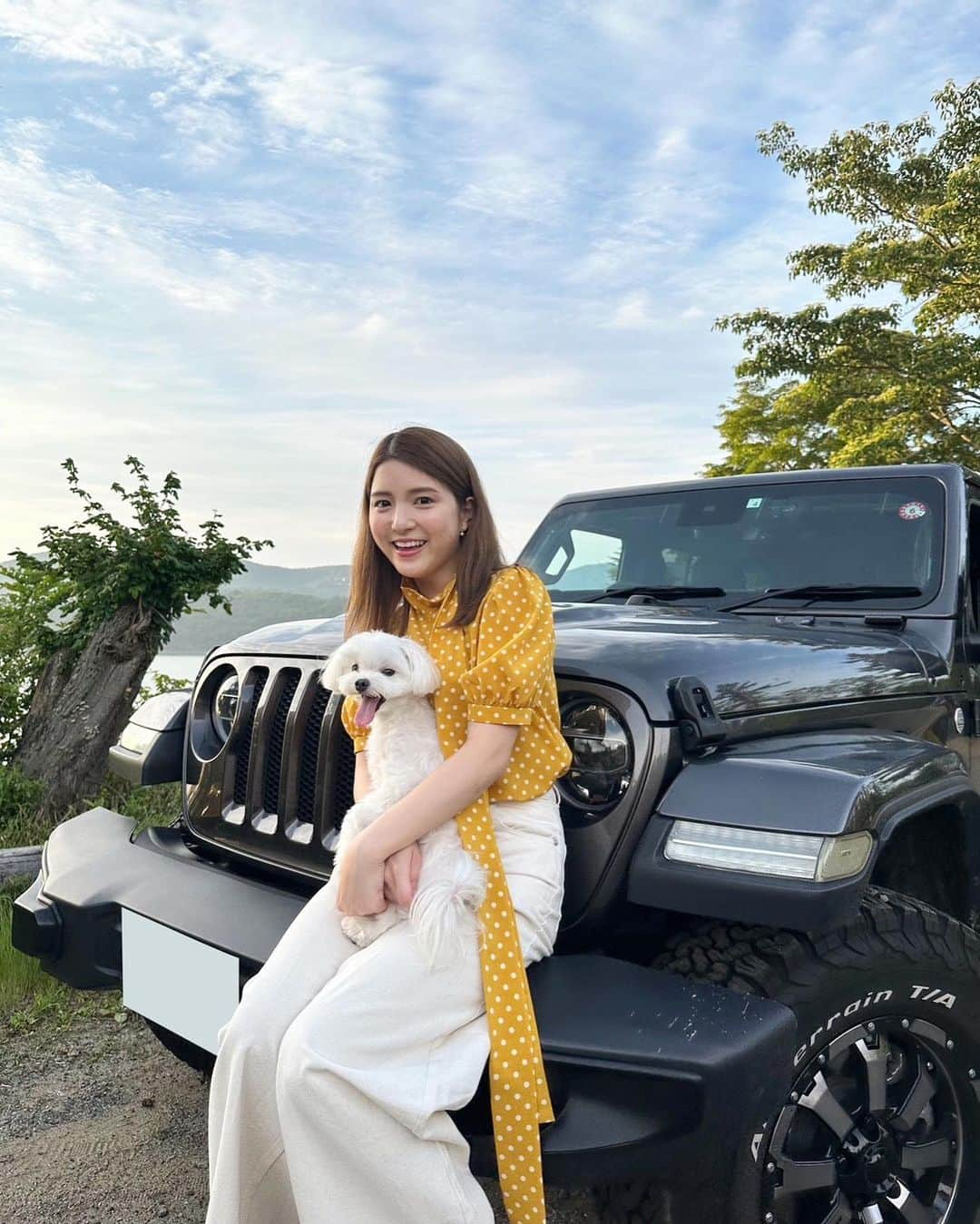 川島海荷のインスタグラム：「この間、早めの夏休み旅をしてきた☺️愛車のJeep Wranglerに乗って、山中湖のほうへ。 たくさんの自然と澄んだ空を見ながらのドライブは最高！それだけで非日常だったーー！しかも山道走ってるとき、まさかの鹿の親子と遭遇🦌！！！！奈良の鹿以外みたことなかったかも……都内ではなかなかない出会いがありました。 飛行機に乗った旅も好きだけど、ドライブ旅も良きですよね？♡  Jeep Wranglerで、今だけ【Try! Wrangler 48時間モニター体験キャンペーン】を開催中とのことです！@jeep_japan_official をチェックしてみてね！  #TryWrangler #トライラングラー #jeepjapan #ジープ #jeep_real #PR」