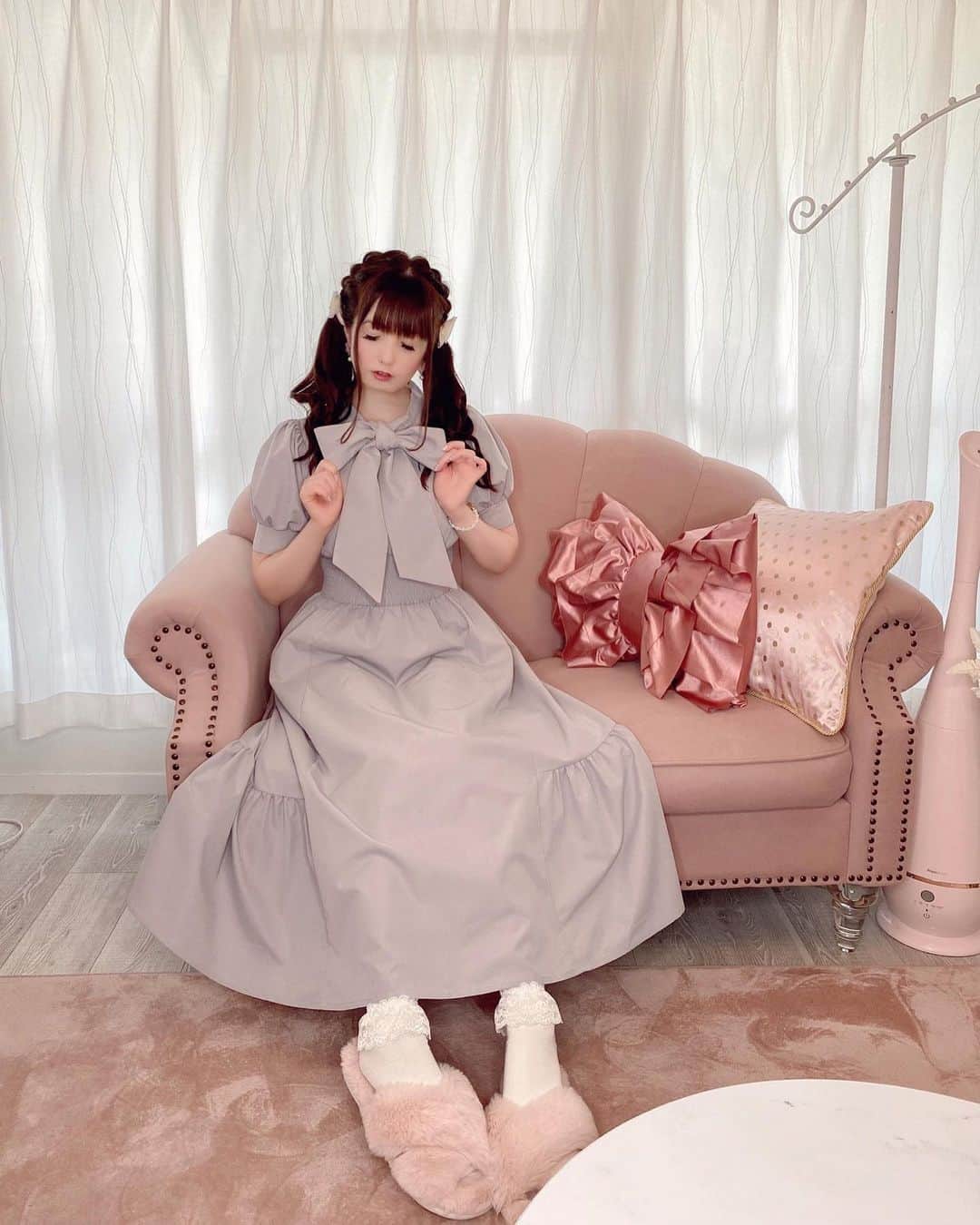 伊藤芽衣のインスタグラム：「いつの日かの めいちコーデ♡ ⁡ ワンピース Án MILLEさん♡ @anmille.official  ⁡ アンミールさんの ワンピースは いつもシルエットが きれいで、 ⁡ 生地もしっかりしているのが とても好き♡ ⁡ カラーはめずらしく ブルーを選びました♡ （ピンクも欲しいいきおいです♡） ⁡ #アンミール #anmille #大人可愛い #フェミニンコーデ」