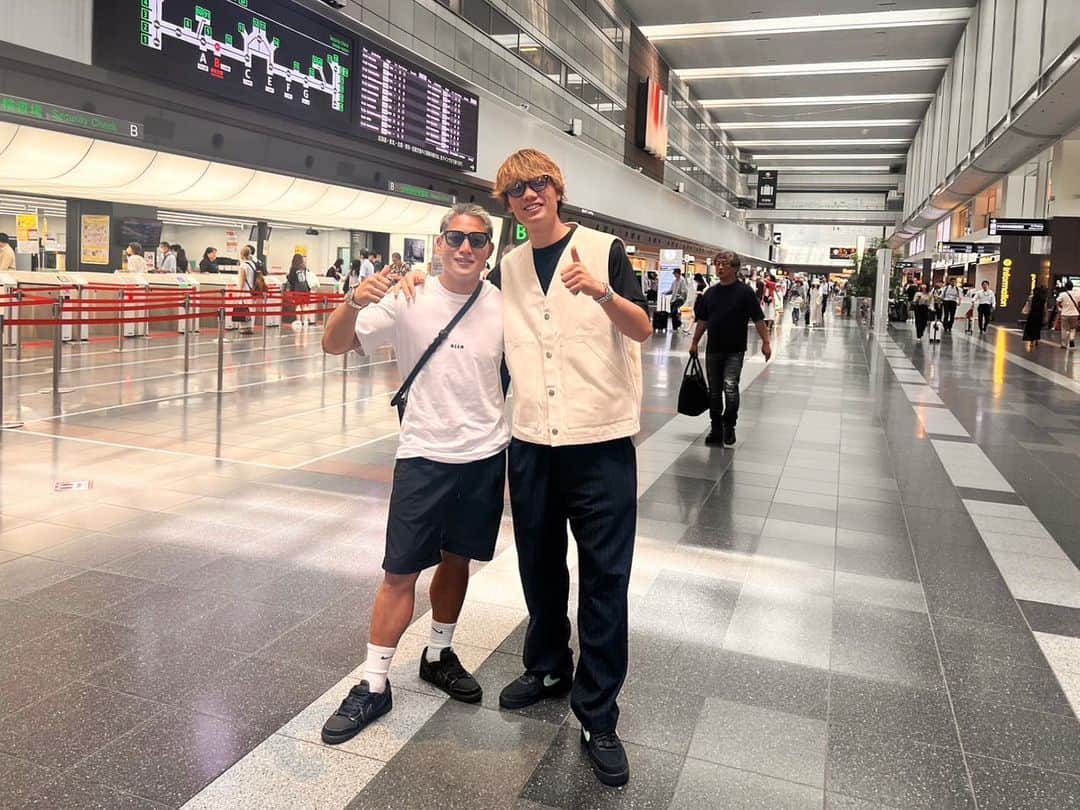 大雅のインスタグラム：「トレーニングキャンプへ✈️  俺小人に見えるやないかい！笑  @kouitakura ⚽️」