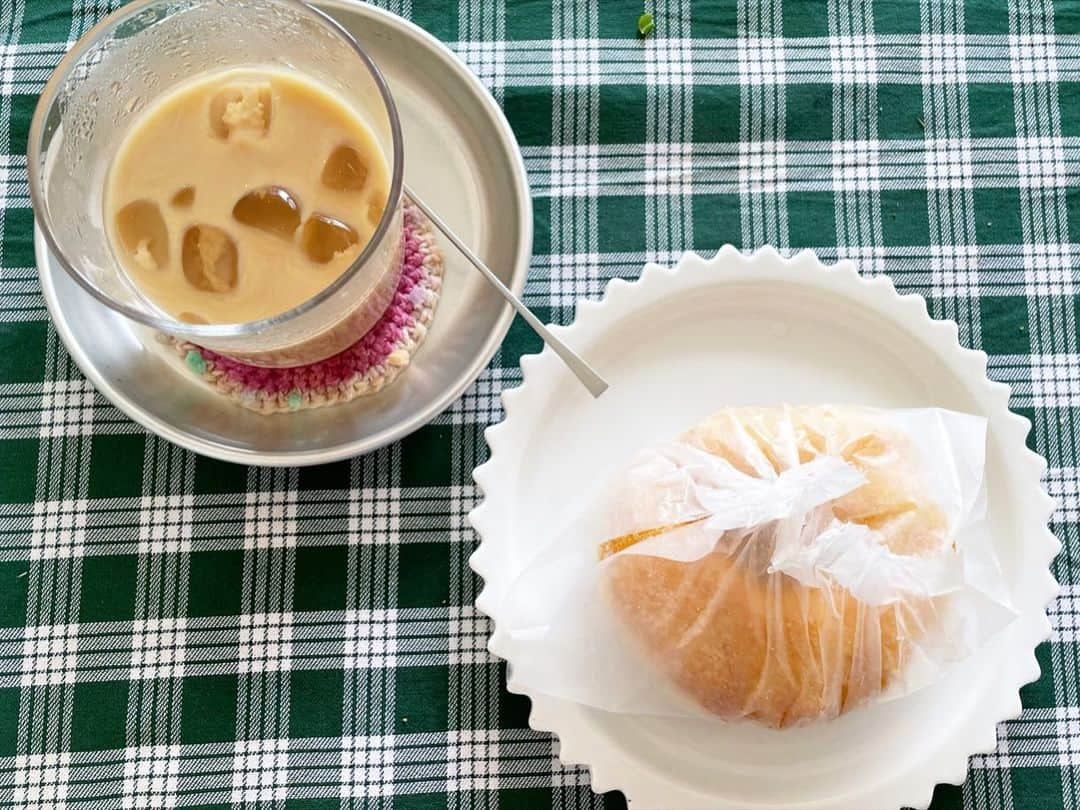 結城さなえさんのインスタグラム写真 - (結城さなえInstagram)「美味しいドーナツ&アイスカフェラテ @chigaya_bakeshop   につられて（笑）、 いや、ね、真面目にね、 生まれて初めてのレイメイキング(by @hinakokanda )を学びにいってきました🌺  初心者の私でも丁寧にゆっくり教えていただいて、ご褒美おやつにドーナツもいただけて、和気あいあい少人数のほっこり時間。  とても楽しかったです❤︎  ドーナツ、フワフワで口どけしっとり美味しかった〜。 アイスラテはひなこちゃんのお手製👏🏻👏🏻  学びと美味しいものに目がない私にとって、まさに充実した幸せな時間でございました。  さて、出来上がったレイは、、、  #ドーナツ #カフェラテ #おやつ #ご褒美 #レイメイキング #おやつにつられる人 #花 #辻堂　#ベーカリー #donuts #coffee #sweets #cafe #bakery #leimaking #workshop #flowers  #hawaii」7月5日 15時50分 - yuukisanae