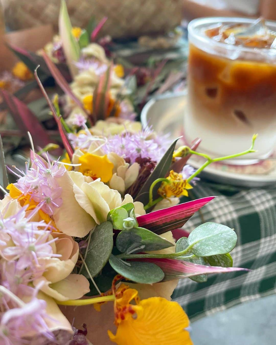 結城さなえさんのインスタグラム写真 - (結城さなえInstagram)「美味しいドーナツ&アイスカフェラテ @chigaya_bakeshop   につられて（笑）、 いや、ね、真面目にね、 生まれて初めてのレイメイキング(by @hinakokanda )を学びにいってきました🌺  初心者の私でも丁寧にゆっくり教えていただいて、ご褒美おやつにドーナツもいただけて、和気あいあい少人数のほっこり時間。  とても楽しかったです❤︎  ドーナツ、フワフワで口どけしっとり美味しかった〜。 アイスラテはひなこちゃんのお手製👏🏻👏🏻  学びと美味しいものに目がない私にとって、まさに充実した幸せな時間でございました。  さて、出来上がったレイは、、、  #ドーナツ #カフェラテ #おやつ #ご褒美 #レイメイキング #おやつにつられる人 #花 #辻堂　#ベーカリー #donuts #coffee #sweets #cafe #bakery #leimaking #workshop #flowers  #hawaii」7月5日 15時50分 - yuukisanae