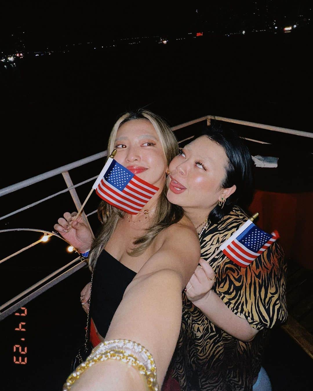 渡辺直美さんのインスタグラム写真 - (渡辺直美Instagram)「Happy 4th of july⭐️ アメリカでも大きな祝日、独立記念日に打ち上がる花火を @alisaueno ちゃんと観に行きました！！  ひっさびさにこんな間近で花火を観たので、感動しすぎて私の語彙力の無さが露呈してますが動画も共有しますww  今回世界で活躍している人生の先輩方と一緒だったんですが、私の過去の恋バナになり最初は皆さんワクワクしてたけど、どんどん「幼稚園児の恋バナ聞いてる？」ってくらいみんな悟り開いた顔になってたwwwww  70代チームは35歳でそのピュアさ大丈夫そ？って顔してたwww 失礼いたしましたww  素敵なレストランにご招待いただいたのに私の変な恋バナで皆様悟り開いちゃったのでお詫びにエアドロのやり方教えました！！www 皆さん「こんなの知らなかった😆」って喜んでくれたのでどうにかプラマイゼロで1日が終わりました！w  うにょ🩵  花火パワーで明日からも頑張ります！！！  @tomonyhappy さん、ご招待ありがとうございました🫶  #happy4thofjuly」7月5日 16時03分 - watanabenaomi703