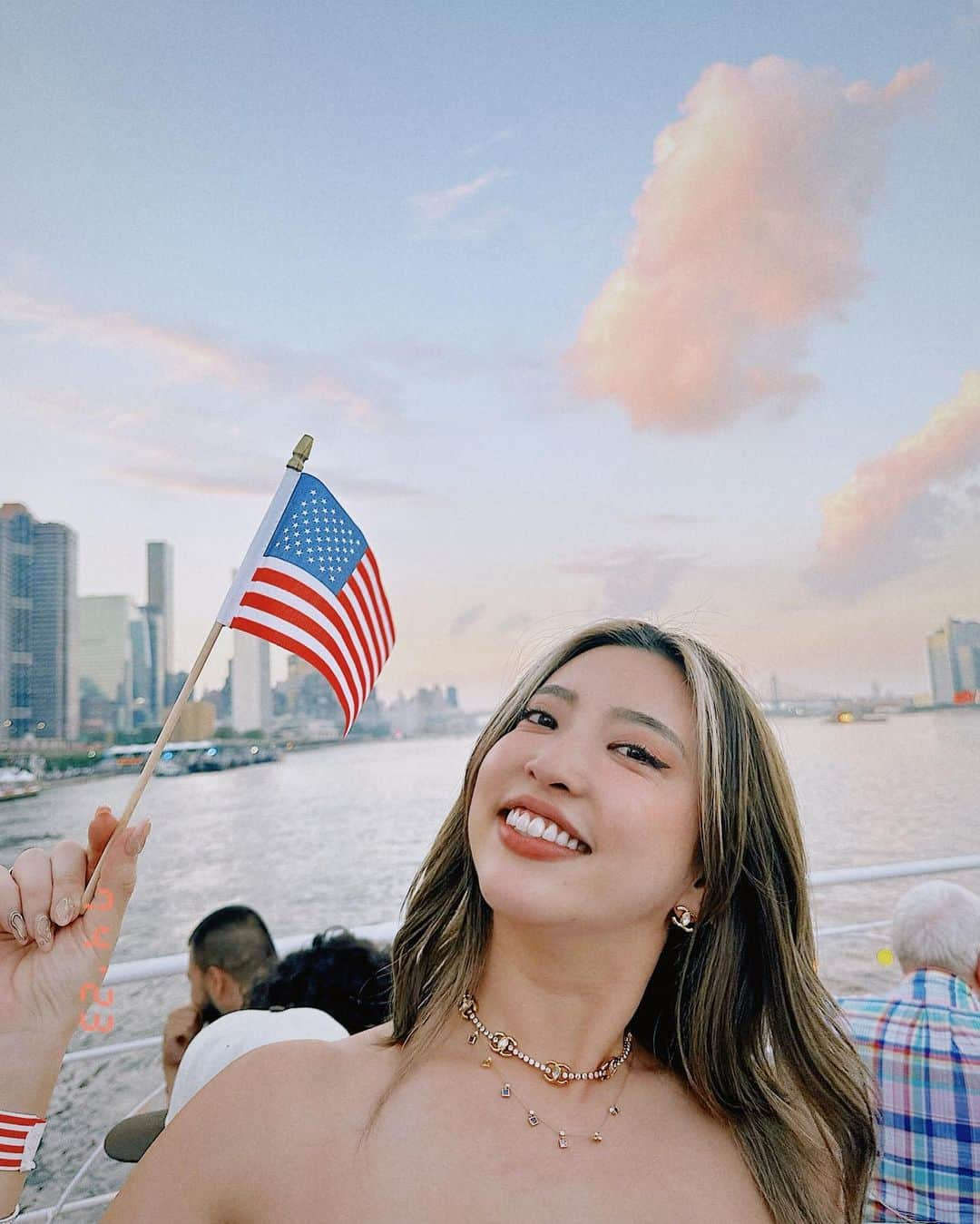 渡辺直美さんのインスタグラム写真 - (渡辺直美Instagram)「Happy 4th of july⭐️ アメリカでも大きな祝日、独立記念日に打ち上がる花火を @alisaueno ちゃんと観に行きました！！  ひっさびさにこんな間近で花火を観たので、感動しすぎて私の語彙力の無さが露呈してますが動画も共有しますww  今回世界で活躍している人生の先輩方と一緒だったんですが、私の過去の恋バナになり最初は皆さんワクワクしてたけど、どんどん「幼稚園児の恋バナ聞いてる？」ってくらいみんな悟り開いた顔になってたwwwww  70代チームは35歳でそのピュアさ大丈夫そ？って顔してたwww 失礼いたしましたww  素敵なレストランにご招待いただいたのに私の変な恋バナで皆様悟り開いちゃったのでお詫びにエアドロのやり方教えました！！www 皆さん「こんなの知らなかった😆」って喜んでくれたのでどうにかプラマイゼロで1日が終わりました！w  うにょ🩵  花火パワーで明日からも頑張ります！！！  @tomonyhappy さん、ご招待ありがとうございました🫶  #happy4thofjuly」7月5日 16時03分 - watanabenaomi703