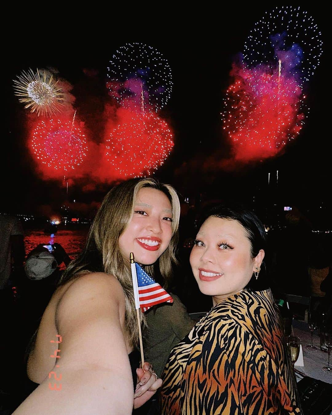 渡辺直美さんのインスタグラム写真 - (渡辺直美Instagram)「Happy 4th of july⭐️ アメリカでも大きな祝日、独立記念日に打ち上がる花火を @alisaueno ちゃんと観に行きました！！  ひっさびさにこんな間近で花火を観たので、感動しすぎて私の語彙力の無さが露呈してますが動画も共有しますww  今回世界で活躍している人生の先輩方と一緒だったんですが、私の過去の恋バナになり最初は皆さんワクワクしてたけど、どんどん「幼稚園児の恋バナ聞いてる？」ってくらいみんな悟り開いた顔になってたwwwww  70代チームは35歳でそのピュアさ大丈夫そ？って顔してたwww 失礼いたしましたww  素敵なレストランにご招待いただいたのに私の変な恋バナで皆様悟り開いちゃったのでお詫びにエアドロのやり方教えました！！www 皆さん「こんなの知らなかった😆」って喜んでくれたのでどうにかプラマイゼロで1日が終わりました！w  うにょ🩵  花火パワーで明日からも頑張ります！！！  @tomonyhappy さん、ご招待ありがとうございました🫶  #happy4thofjuly」7月5日 16時03分 - watanabenaomi703