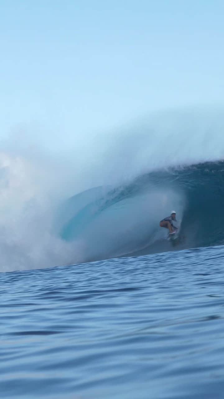 のインスタグラム：「Steep and deep🩵  : So stoked to be in Tahiti!! Thank you to the crew🙏🏻@terevadavid @isasurfing  📹 @keanu.moux」
