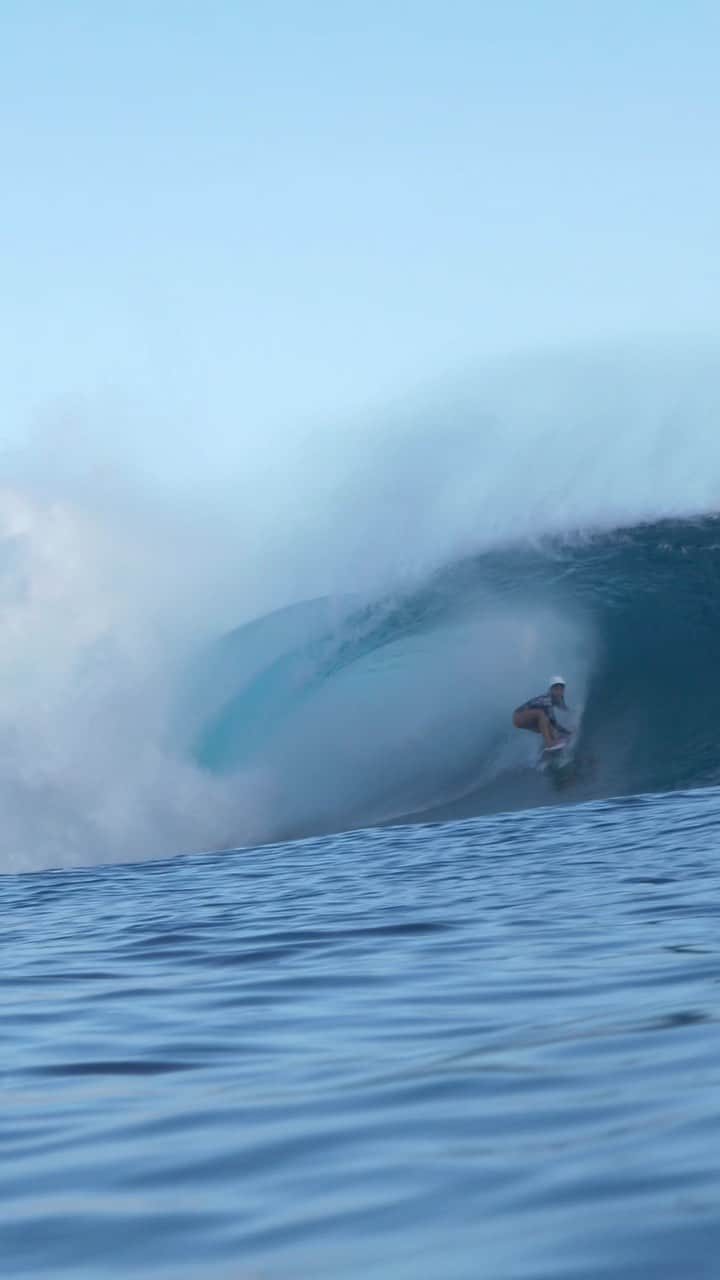 松田詩野のインスタグラム：「Steep and deep🩵  : So stoked to be in Tahiti!! Thank you to the crew🙏🏻@terevadavid @isasurfing  📹 @keanu.moux」