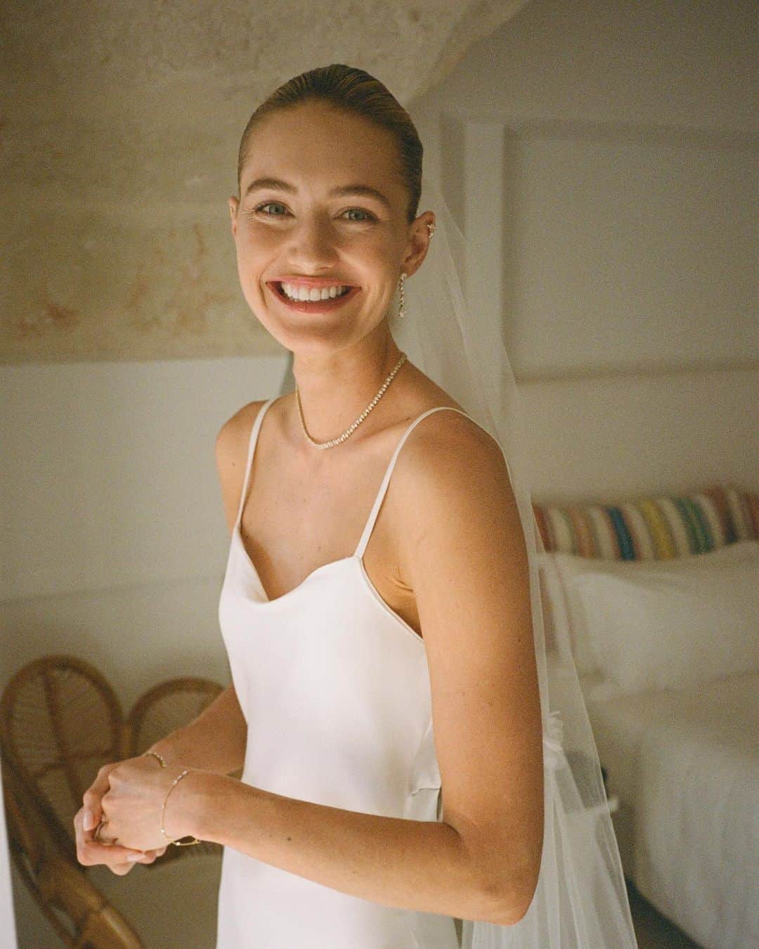 サンヌ・ヴロートさんのインスタグラム写真 - (サンヌ・ヴロートInstagram)「Mr & Mrs Ando 💍 obsessed with our @loganhollowell wedding bands that we designed for our special day. Initially I wanted to go for a very basic ring but after visiting Logan’s showroom I was quickly convinced on a diamond band! 🥰」7月5日 15時57分 - sannevloet