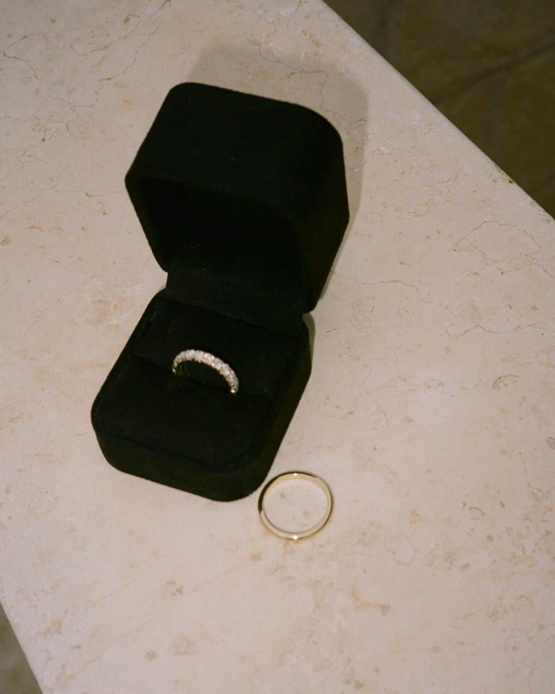 サンヌ・ヴロートさんのインスタグラム写真 - (サンヌ・ヴロートInstagram)「Mr & Mrs Ando 💍 obsessed with our @loganhollowell wedding bands that we designed for our special day. Initially I wanted to go for a very basic ring but after visiting Logan’s showroom I was quickly convinced on a diamond band! 🥰」7月5日 15時57分 - sannevloet