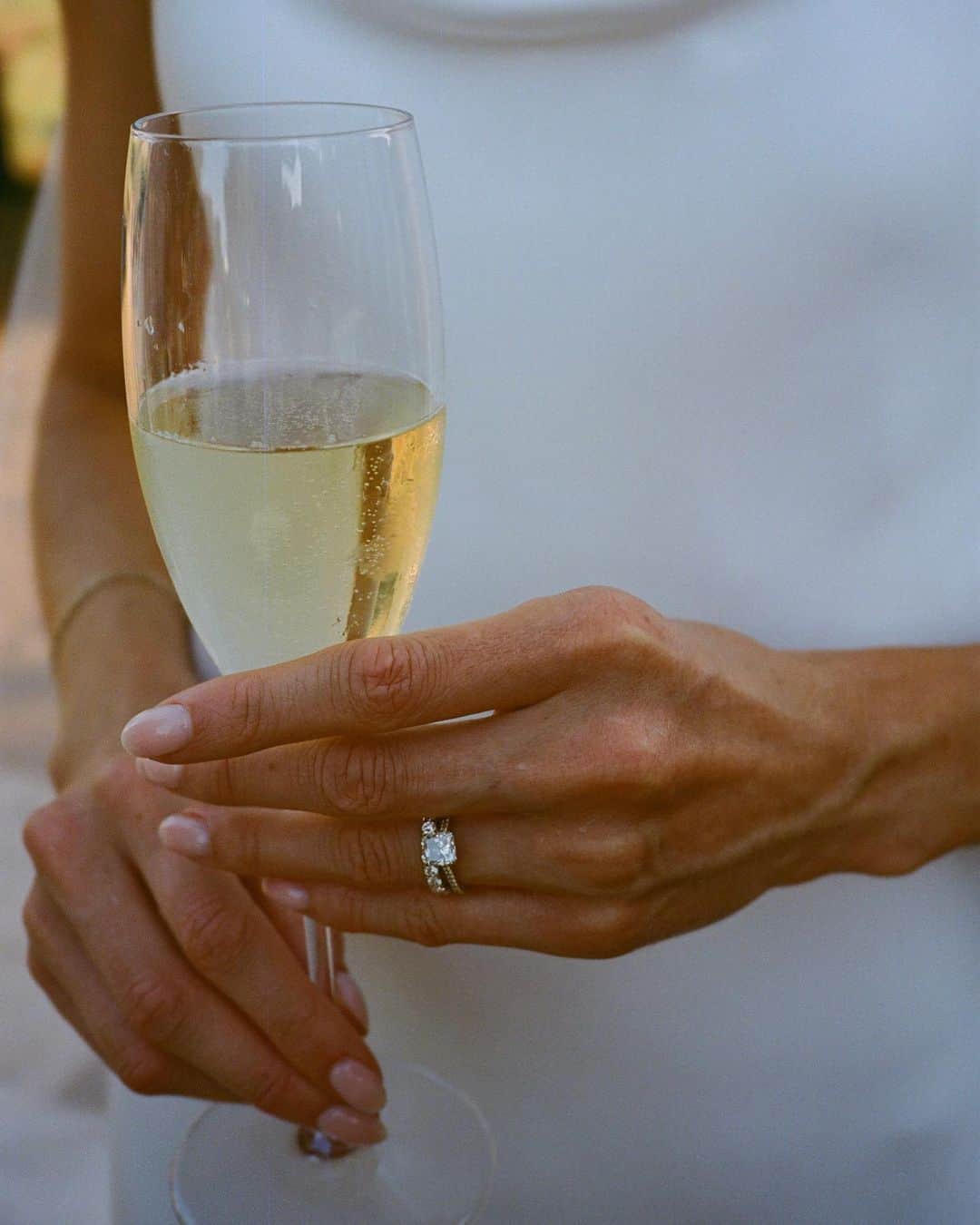 サンヌ・ヴロートのインスタグラム：「Mr & Mrs Ando 💍 obsessed with our @loganhollowell wedding bands that we designed for our special day. Initially I wanted to go for a very basic ring but after visiting Logan’s showroom I was quickly convinced on a diamond band! 🥰」