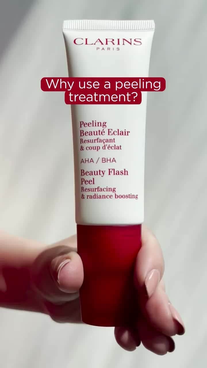 Clarins Australiaのインスタグラム：「Why use a #skinpeeling treatment?⁣ 🧪Gentle chemical exfoliation⁣ 🎯 Target skin irregularities⁣ ✨More radiant skin⁣ ⁣ Apply a thin layer 2-3 times per week on clean, dry skin. Follow with your regular leave-on skincare routine.⁣ ⁣ #beautysleep #AHAs #BHAs #GlycolicAcid」