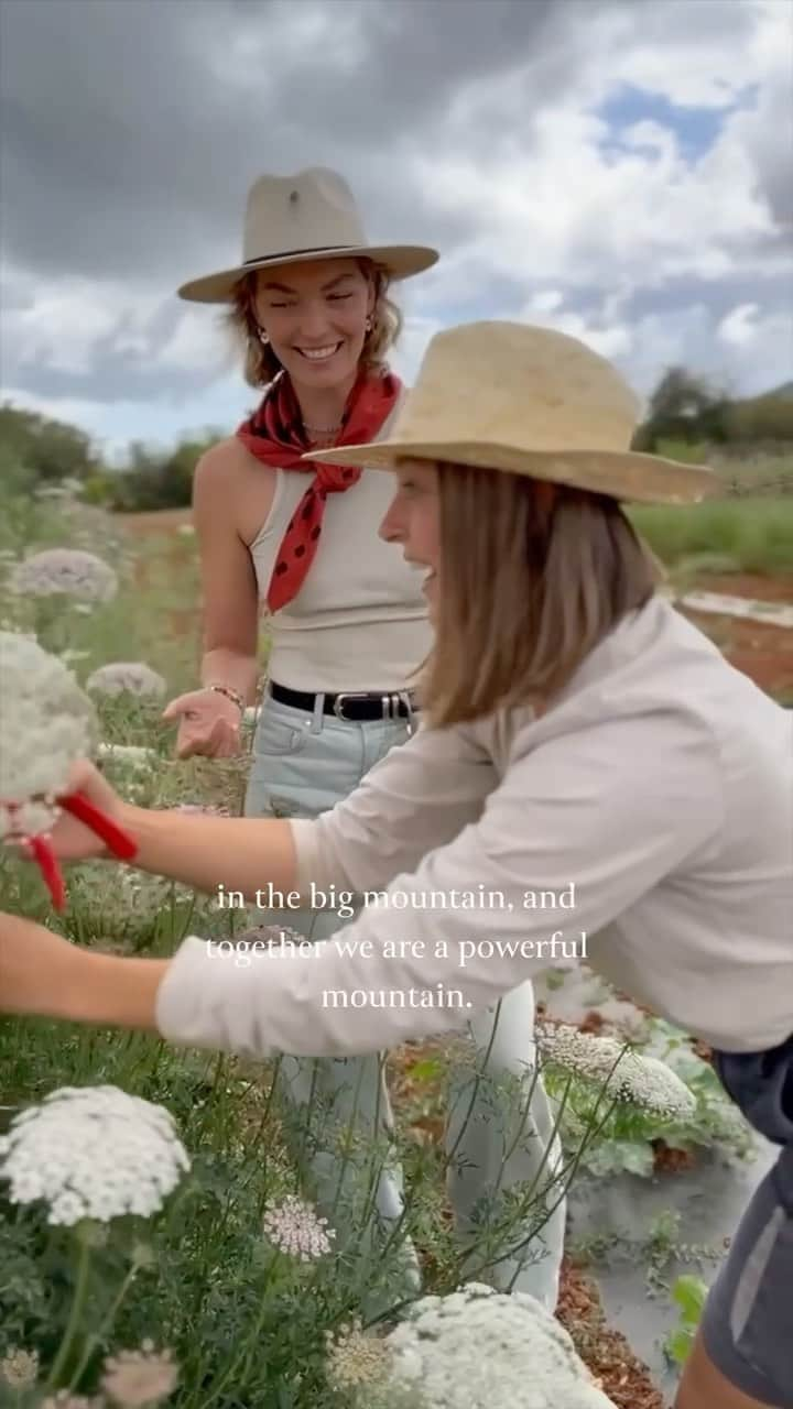 アリゾナ・ミューズのインスタグラム：「To me there’s no real luxury without sustainability. The word luxury means that the planet is being regenerated through the choices that I make.  We don’t often associate farms with luxury, but this is where it all begins. Every minute I spend at @sixsenses.ibiza is always beautiful, in part because I know that all the @sixsenses around the world each have an organic farm that they are using to grow local, fresh, sustainable produce for their restaurants, and working towards growing more and more.  This farm holds a special place in my heart, which will come as no surprise when you hear the wisdom and care coming from Beatrice and Kobi’s hearts.  Each and every one of us has the power to make the choices to regenerate planet Earth 🌏」