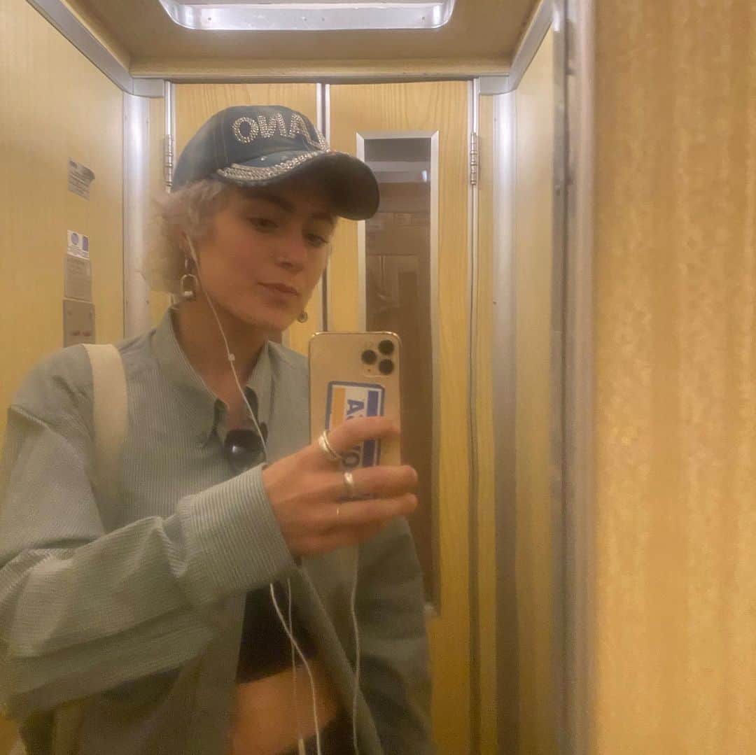 Sofia Viscardiのインスタグラム：「quelle nell’ultima foto sono le mie scarpe sotto cassa」
