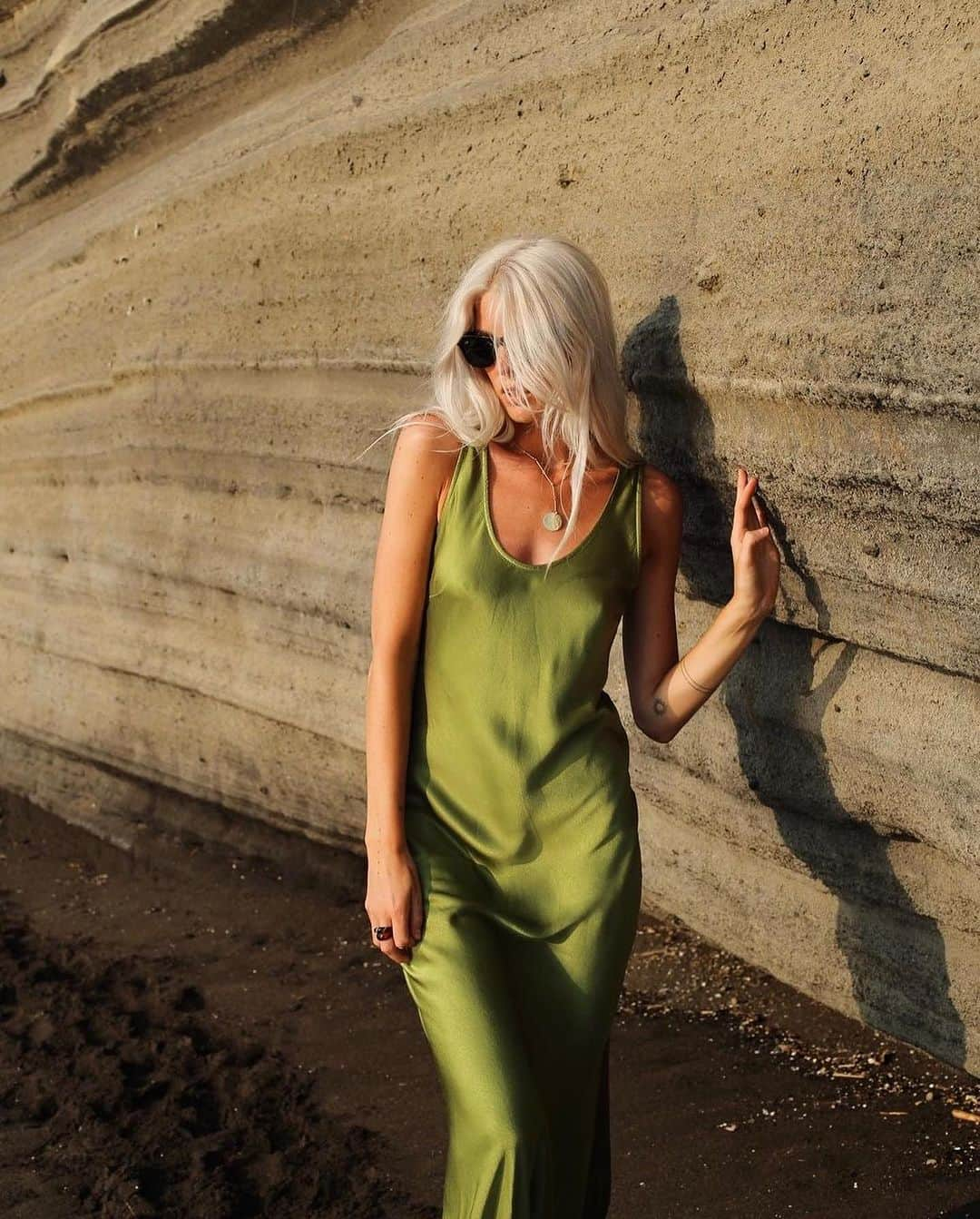 ゴーストさんのインスタグラム写真 - (ゴーストInstagram)「Packing up your case for sunnier getaways? Take inspiration from @juliaaxner looking gorgeous at golden hour in our satin palm dress 💚」7月5日 16時10分 - ghostfashion