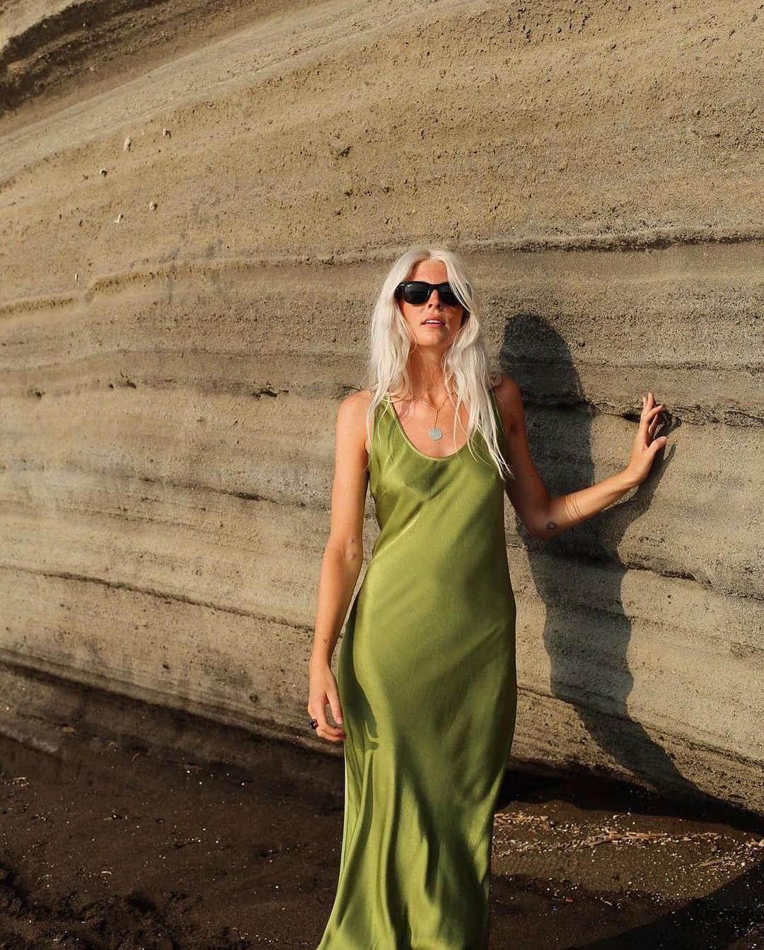 ゴーストさんのインスタグラム写真 - (ゴーストInstagram)「Packing up your case for sunnier getaways? Take inspiration from @juliaaxner looking gorgeous at golden hour in our satin palm dress 💚」7月5日 16時10分 - ghostfashion