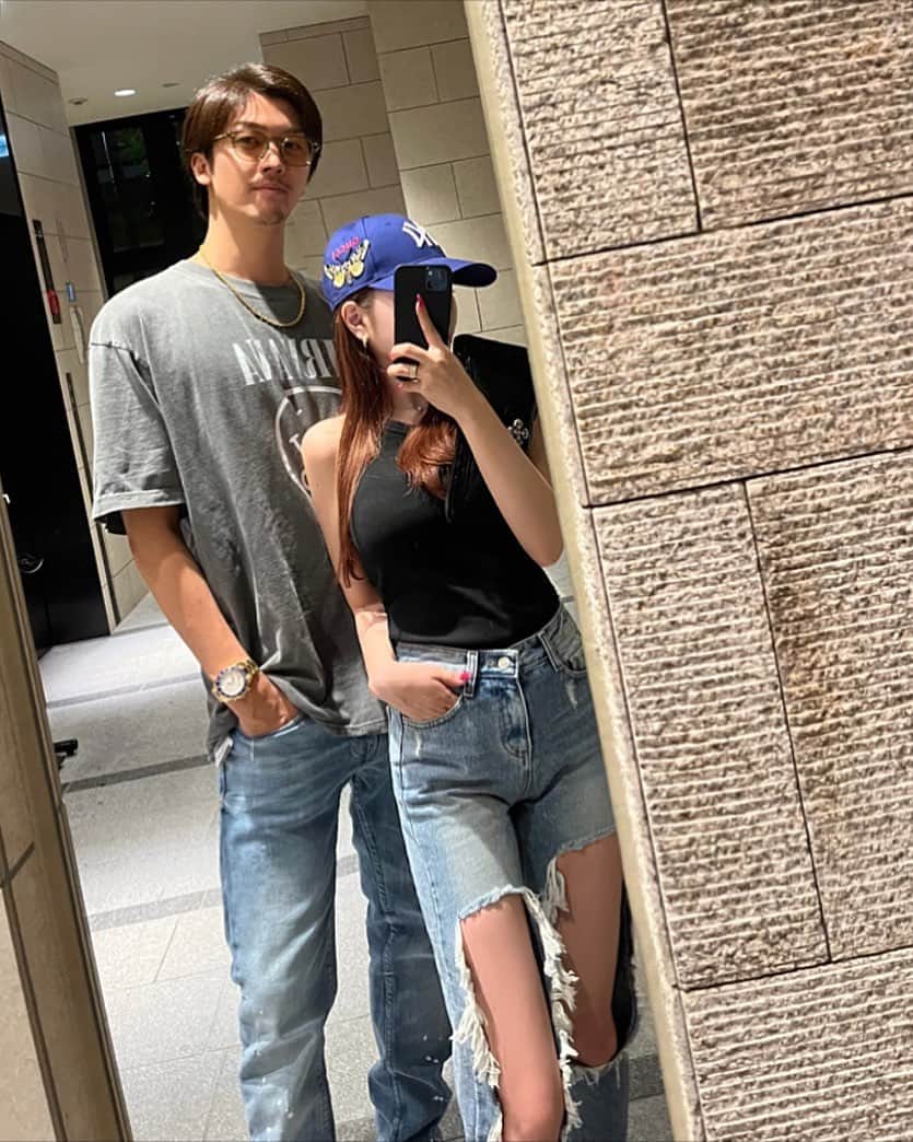 小川真琴のインスタグラム：「2人ともお酒が苦手で2人で飲むことなんか今までなかったけど、最近は外食する時はお酒飲みながらゆっくり人生につい語る事にハマってる🏙🥂💓  #私の真似してポケットに手入れてるのかわい🫢」